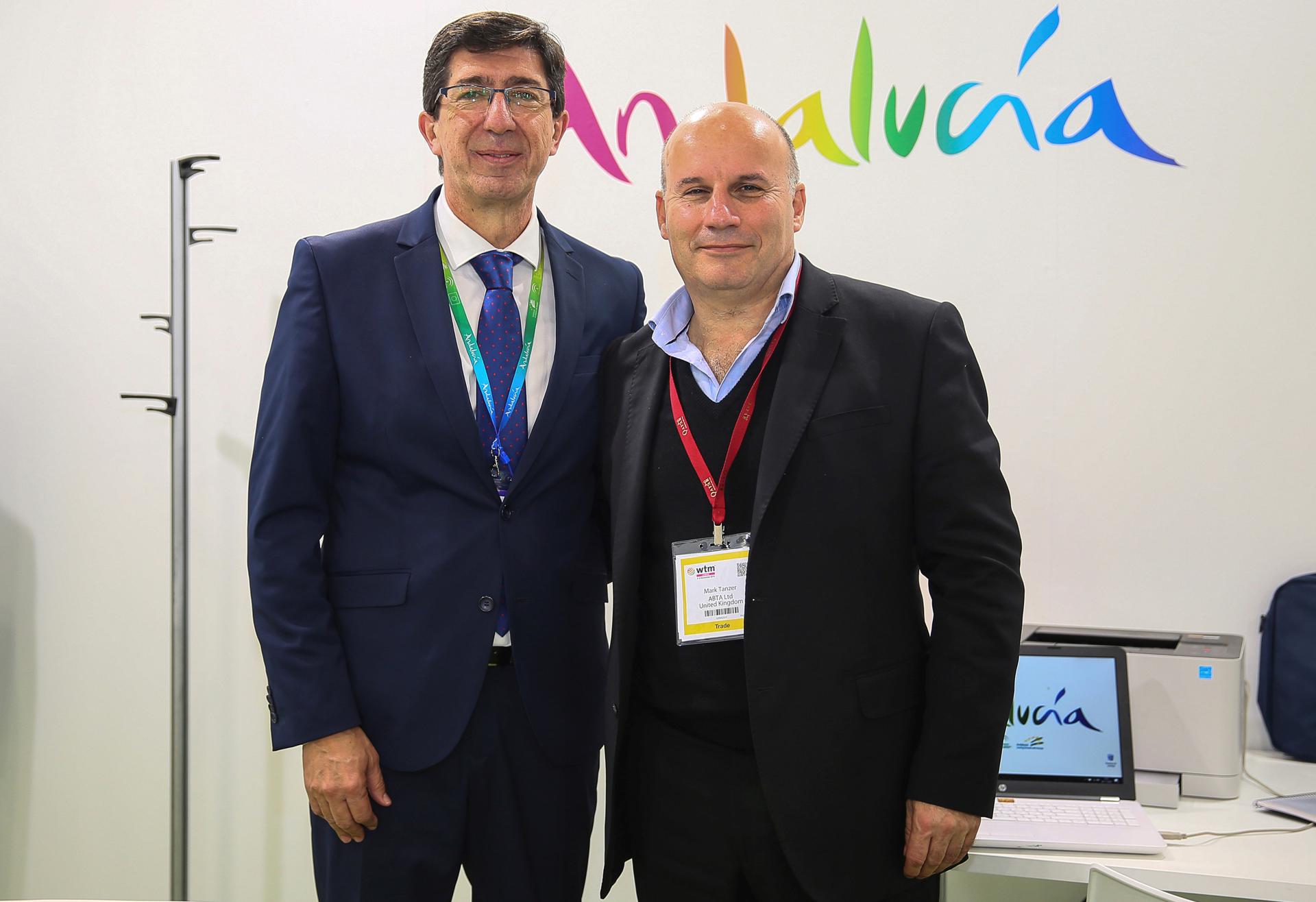 El consejero delegado de la asociación de Agencias de Viajes y Operadores de Reino Unido (ABTA), Mark Tanzer (d), junto con el exvicepresidente de la Junta de Andalucía y exconsejero de Turismo, Regeneración y Justicia, Juan Marín (i), en una imagen de archivo EFE/Andrea Scaringella