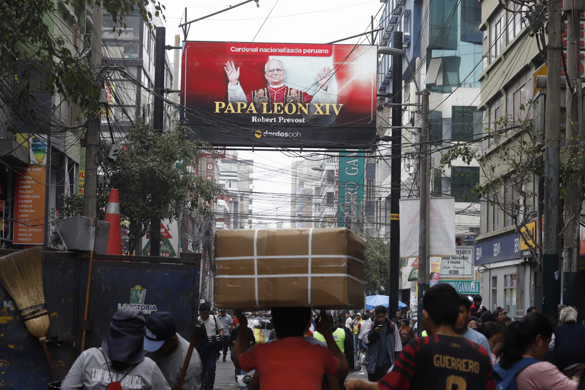 Fotografía de un cartel con la imagen del papa León XIV en el emporio comercial de Gamarra este viernes, en Lima (Perú). EFE/ Renato Pajuelo