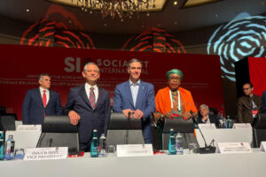 El presidente del Gobierno español y secretario general del PSOE, Pedro Sánchez (c), durante su asistencia a la apertura del Consejo de la Internacional Socialista, en Estambul (Turquía) este sábado. EFE/ Flickr PSOE SOLO USO EDITORIAL/SOLO DISPONIBLE PARA ILUSTRAR LA NOTICIA QUE ACOMPAÑA (CRÉDITO OBLIGATORIO)