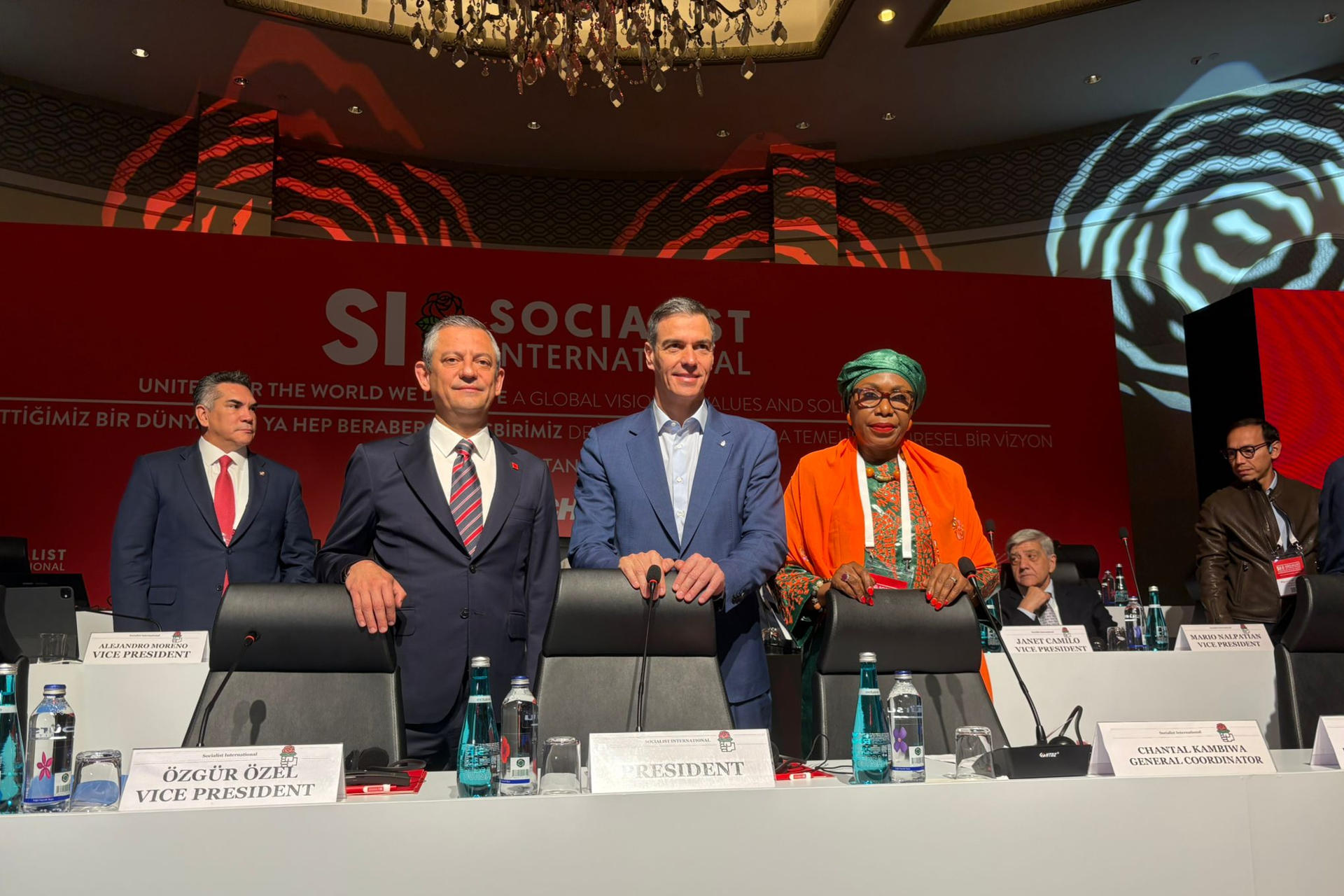 El presidente del Gobierno español y secretario general del PSOE, Pedro Sánchez (c), durante su asistencia a la apertura del Consejo de la Internacional Socialista, en Estambul (Turquía) este sábado. EFE/ Flickr PSOE SOLO USO EDITORIAL/SOLO DISPONIBLE PARA ILUSTRAR LA NOTICIA QUE ACOMPAÑA (CRÉDITO OBLIGATORIO)