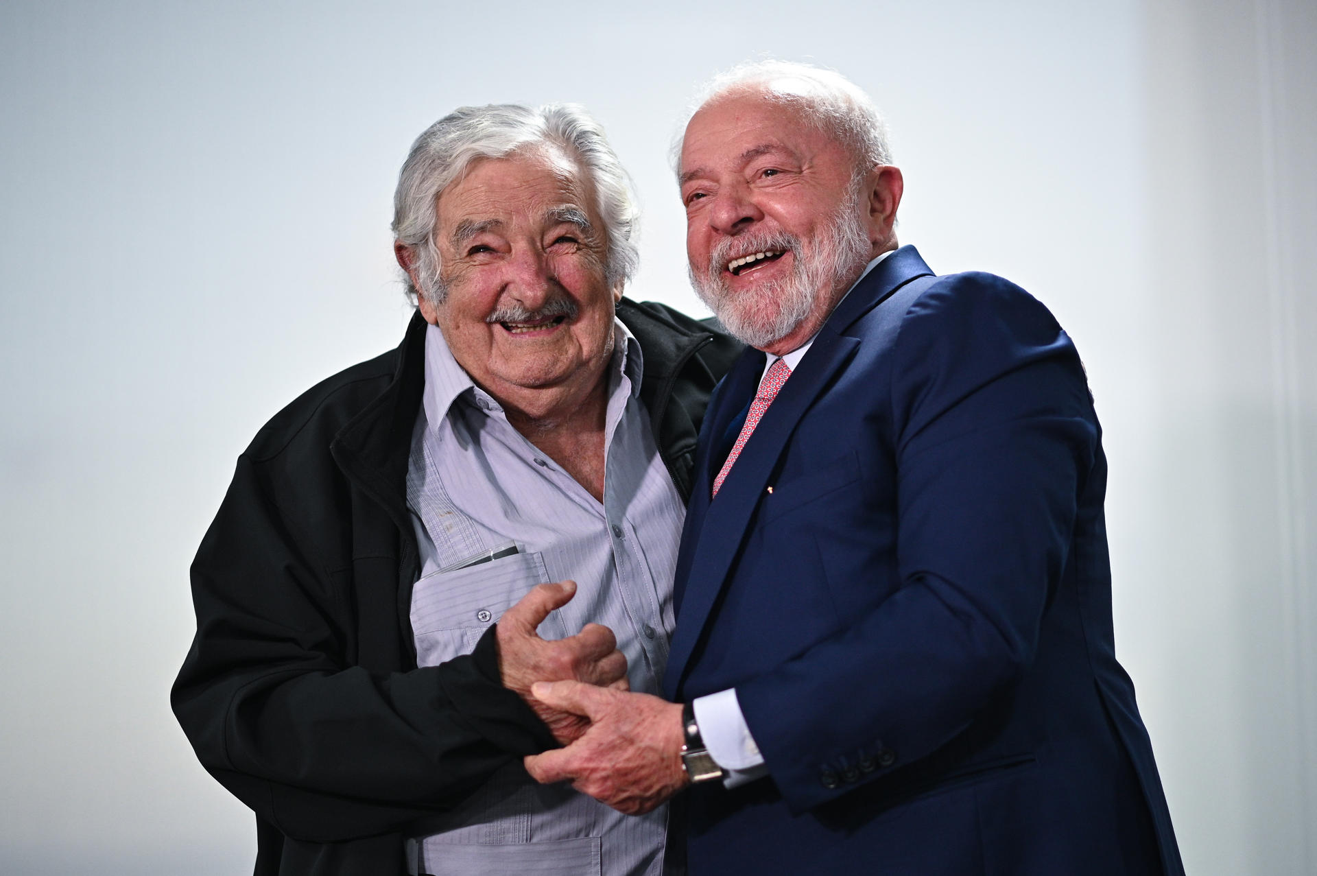 Fotografía de archivo del presidente de Brasil, Luiz Inácio Lula da Silva (d), junto al exmandatario uruguayo José Mujica. EFE/Andre Borges