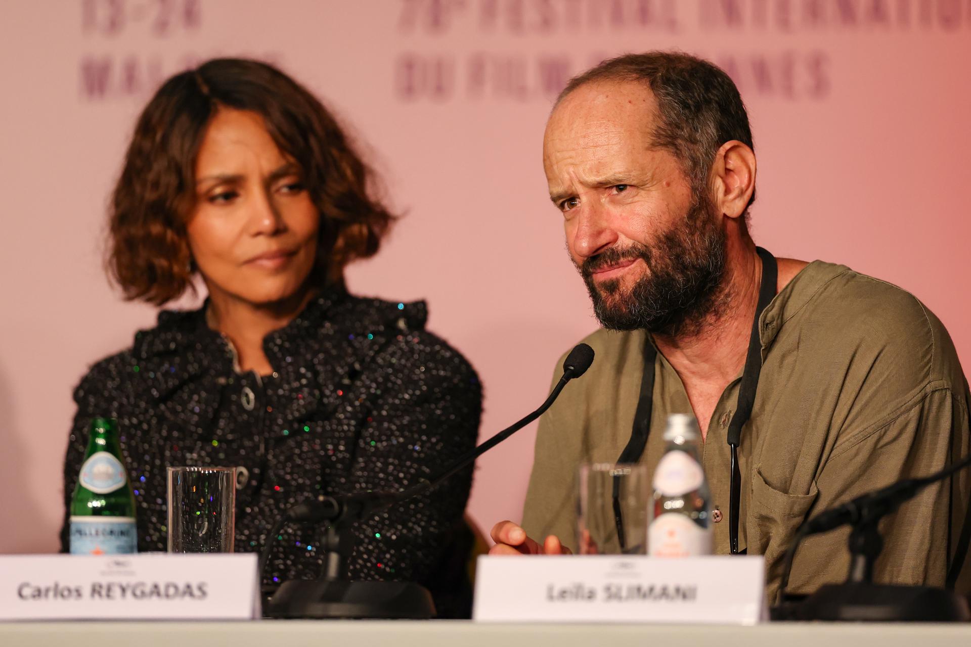 Miembros del jurado: la actriz estadounidense Halle Berry (I) y el director mexicano Carlos Reygadas (D) asisten a una conferencia de prensa antes de la inauguración del 78º Festival de Cine de Cannes, en Cannes, Francia, el 13 de mayo de 2025. El festival de cine se celebra del 13 al 24 de mayo de 2025. (Cine, Francia) EFE/EPA/TRISTAN FEWINGS / POOL *** Leyenda local ***
