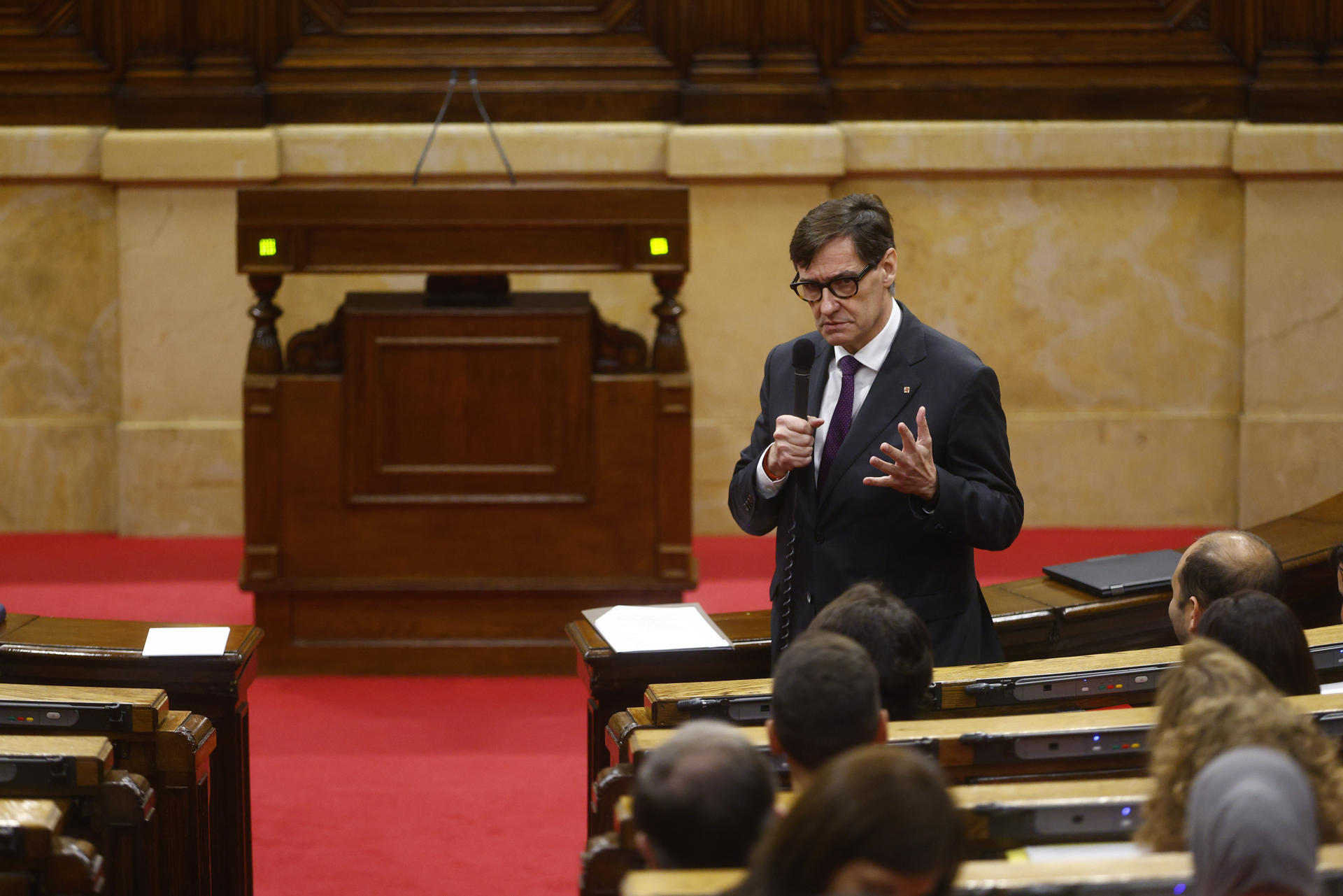 El presidente de la Generalitat de Cataluña, Salvador Illa, interviene en la sesión de control al Gobierno catalán en el pleno del Parlament, este miércoles. EFE/Quique García