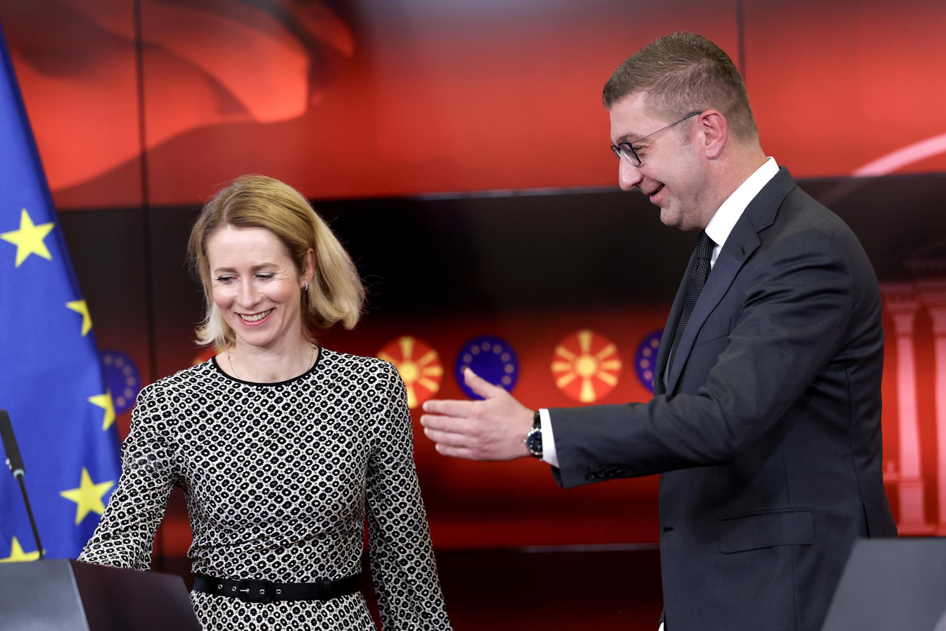 - El primer ministro de Macedonia del Norte, Hristijan Mickoski (D), y la vicepresidenta de la Comisión Europea y alta representante de la Unión para Asuntos Exteriores y Política de Seguridad, Kaja Kallas (I), reaccionan después de su conferencia de prensa conjunta en Skopje, República de Macedonia del Norte, 23 de mayo de 2025. La jefa de Política Exterior de la UE llegó a Macedonia del Norte tras su visita a Serbia y Kosovo. EFE/EPA/GEORGI LICOVSKI