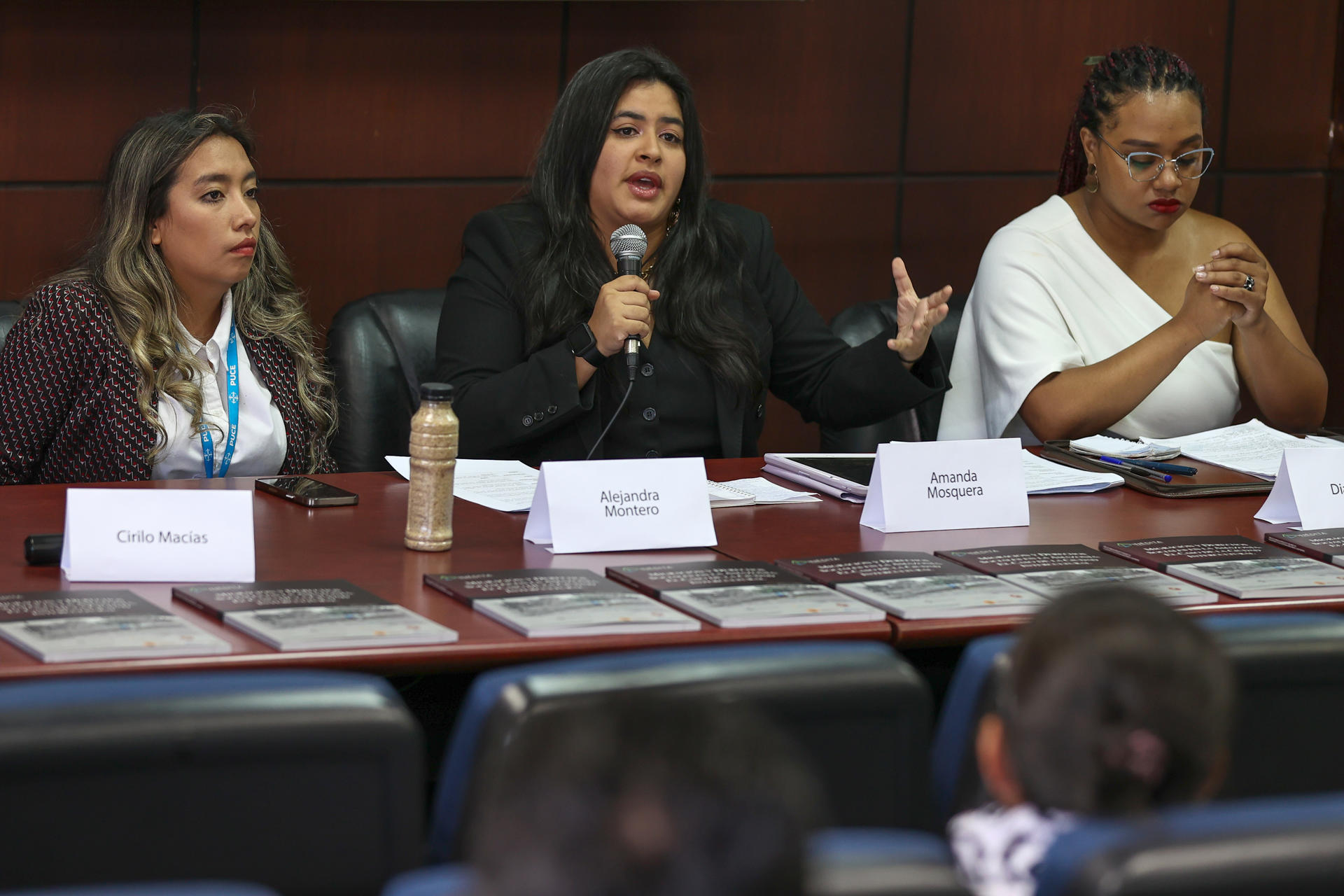 Abogadas e integrante del equipo jurídico de la Fundación Regional de Asesoría en Derechos Humanos (Inredh), Amanda Mosquera (c), Diana León (d) y Alejandra Montero (i), participan en una rueda de prensa este miércoles en Quito (Ecuador). EFE/José Jácome