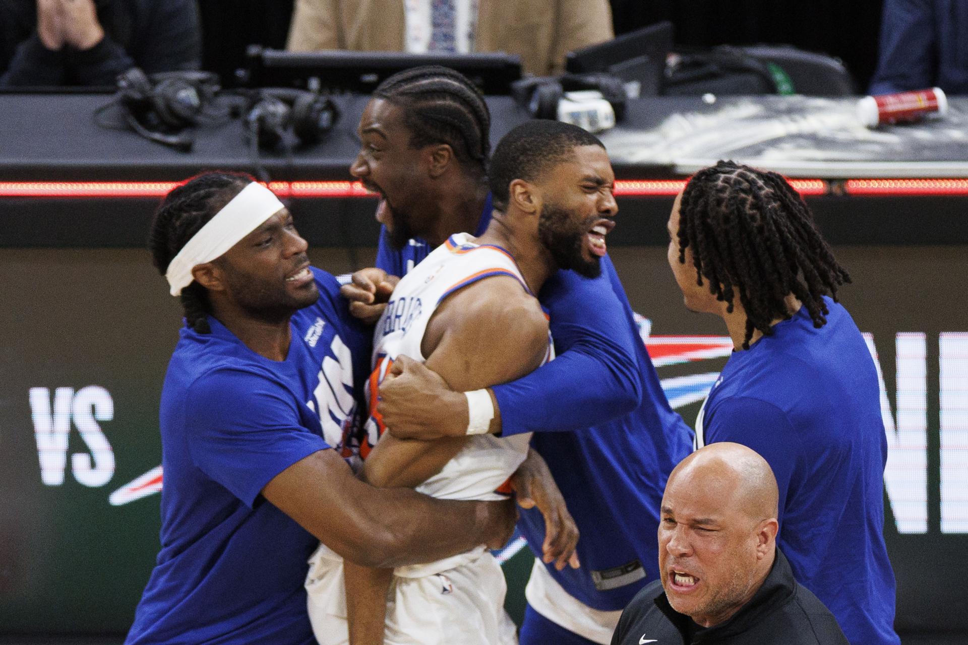 Los jugadores de los New York Knicks celebran con Mikal Bridges (c) el triunfo sobre los Celtics en Boston. EFE/EPA/CJ GUNTHER