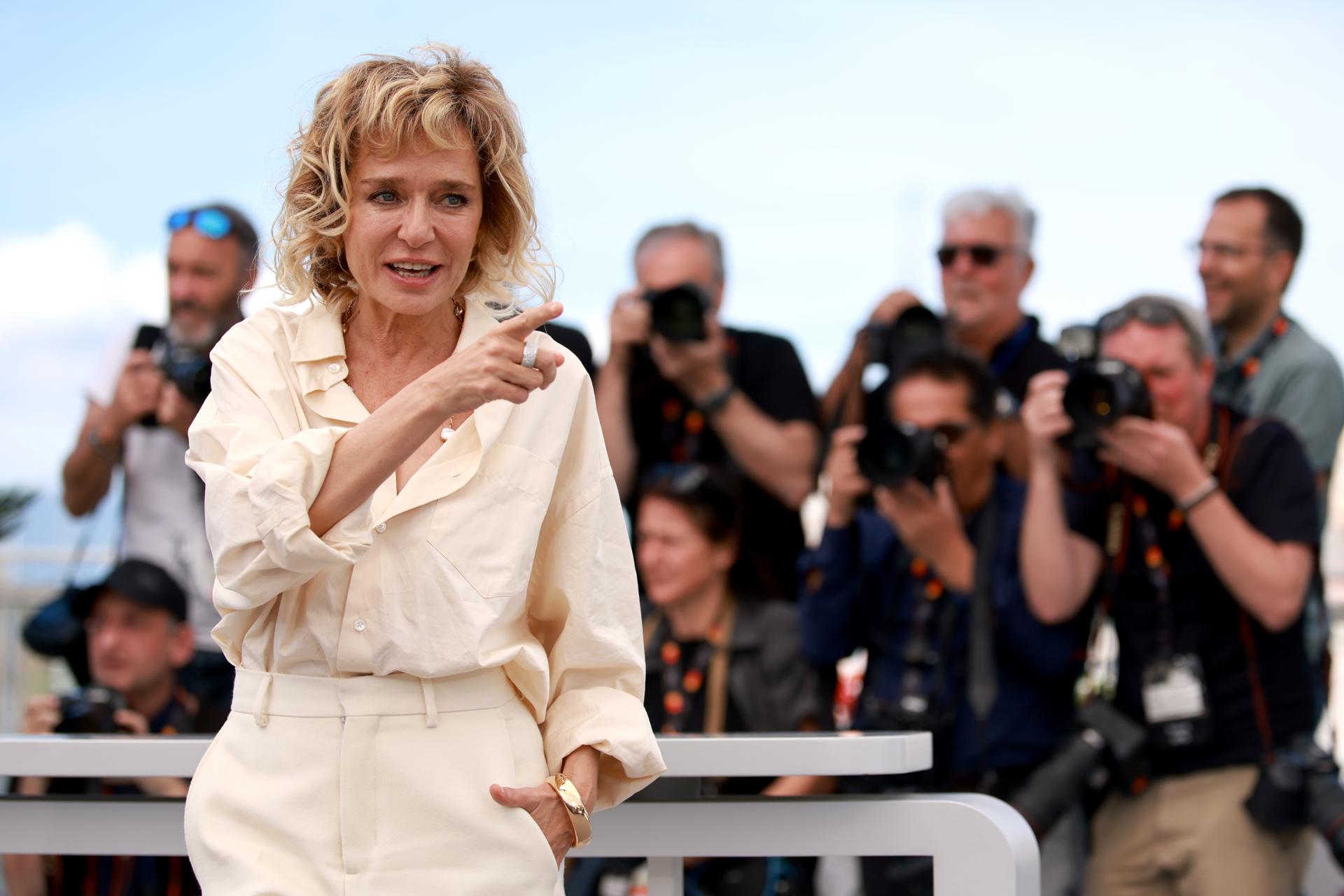Valeria Golino asiste a la sesión de fotos de 'Fuori' durante el 78º Festival de Cine de Cannes, en Cannes, Francia, el 21 de mayo de 2025. EFE/EPA/CLEMENS BILAN