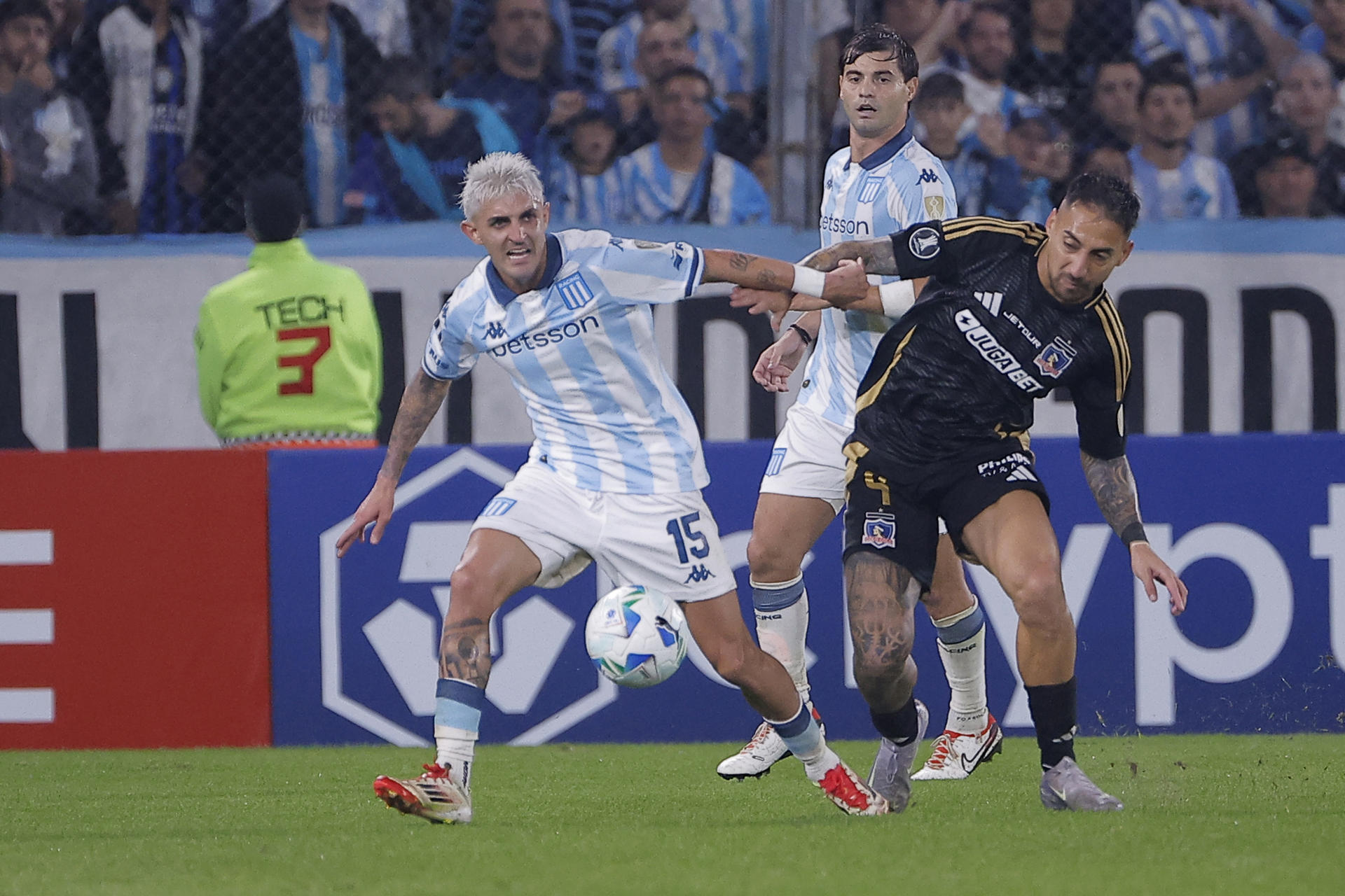 Gastón Martirena (i), de Racing, disputa un balón con Alan Saldivia, de Colo Colo, durante un partido de la fase de grupos de la Copa Libertadores entre Racing y Colo Colo en el estadio Presidente Perón en Avellaneda (Argentina). EFE/ Juan Ignacio Roncoroni