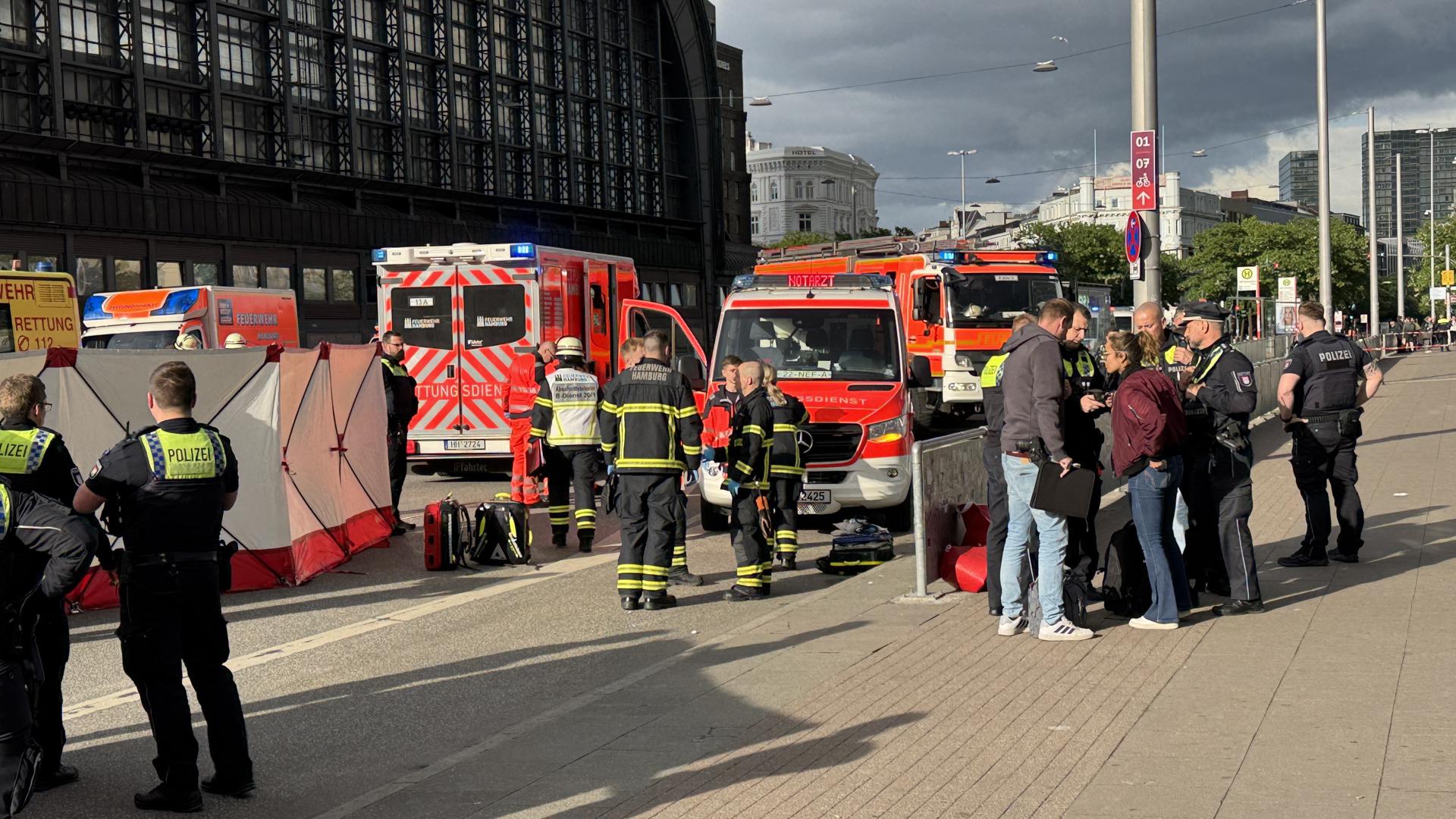 La ambulancia y la policía alemana se reúnen frente a la estación central de Hamburgo, Alemania, el 23 de mayo de 2025, tras un ataque con arma blanca en la estación que dejó a varias personas heridas, algunas de ellas de gravedad según la policía. La agresora era una mujer de 39 años, según la policía. (Alemania, Hamburgo) EFE/EPA/NEWS5 / RENE SCHROEDER GERMANY OUT