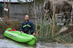 Un hombre intenta pasar por una zona inundada sobre la Ruta Nacional 9 este sábado, en Campana, Buenos Aires (Argentina). EFE/ STR