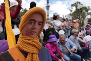 En torno a un millar de personas se concentraron frente a la Asamblea Nacional (Parlamento) de Ecuador, en Quito, para arropar al presidente, Daniel Noboa, en su nuevo acto de investidura para gobernar hasta 2029. EFE/ Vicente Costales