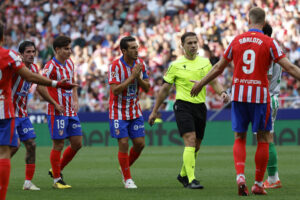 El centrocampista del Atlético de Madrid Koke (3i) reclama al árbitro durante el partido de la jornada 37 de LaLiga entre el Atlético de Madrid y el Real Betis, este domingo en el estadio Metropolitano, en Madrid. EFE/ Mariscal