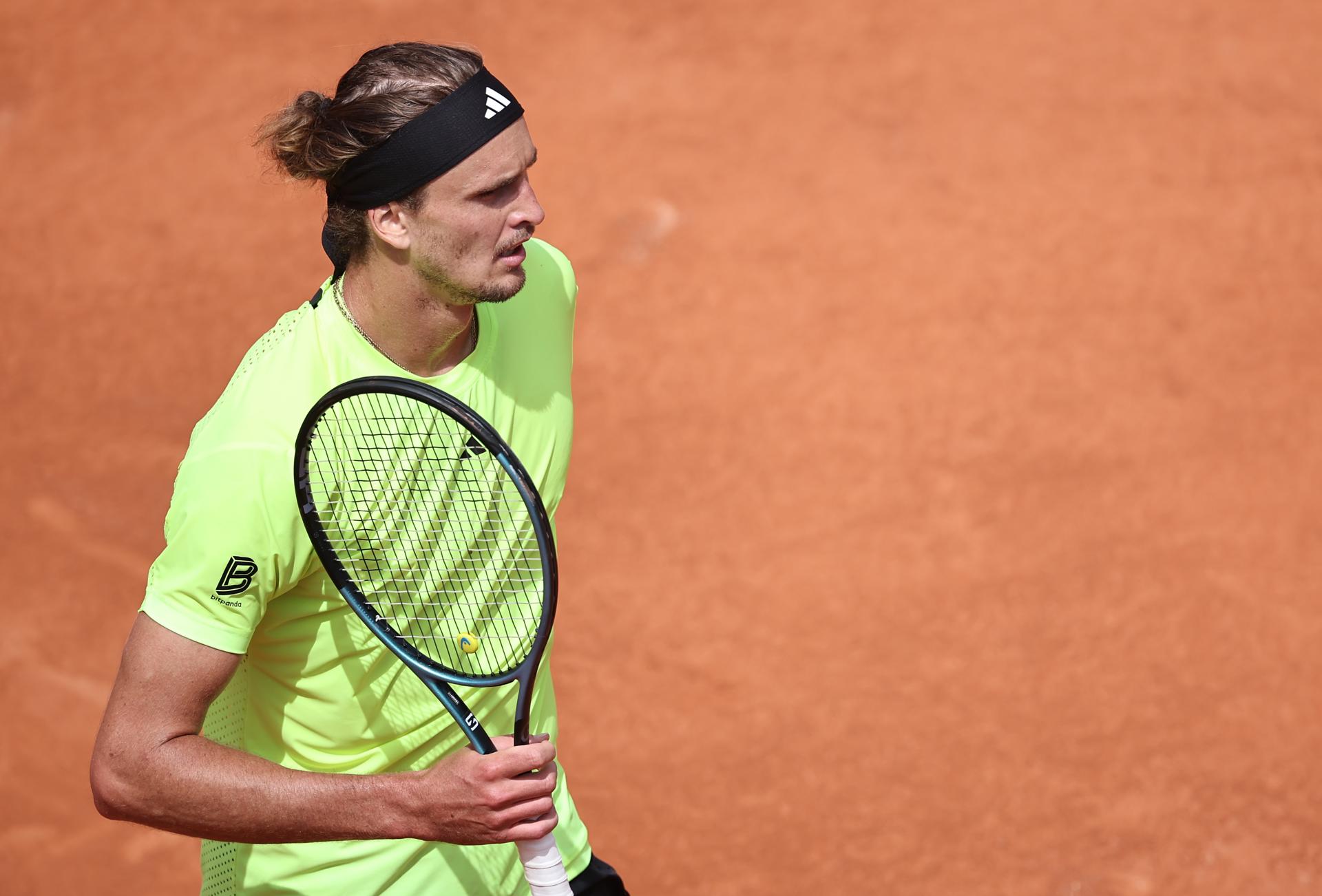 El alemán Alexander Zverev durante su partido de segunda ronda ante el neerlandés Jesper de Jong en el Abierto de Francia, en París. EFE/EPA/CHRISTOPHE PETIT TESSON
