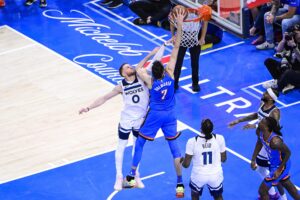 El alero de Oklahoma City Thunder, Chet Holmgren (C-R), lanza a canasta ante la marca del escolta de Minnesota Timberwolves, Donte DiVincenzo (C-I), durante el partido que amplió a 2-0 la ventaja en las finales del Oeste que abrieron este jueves al imponerse por 118-103 en casa. EFE/EPA/GERALD LEONG