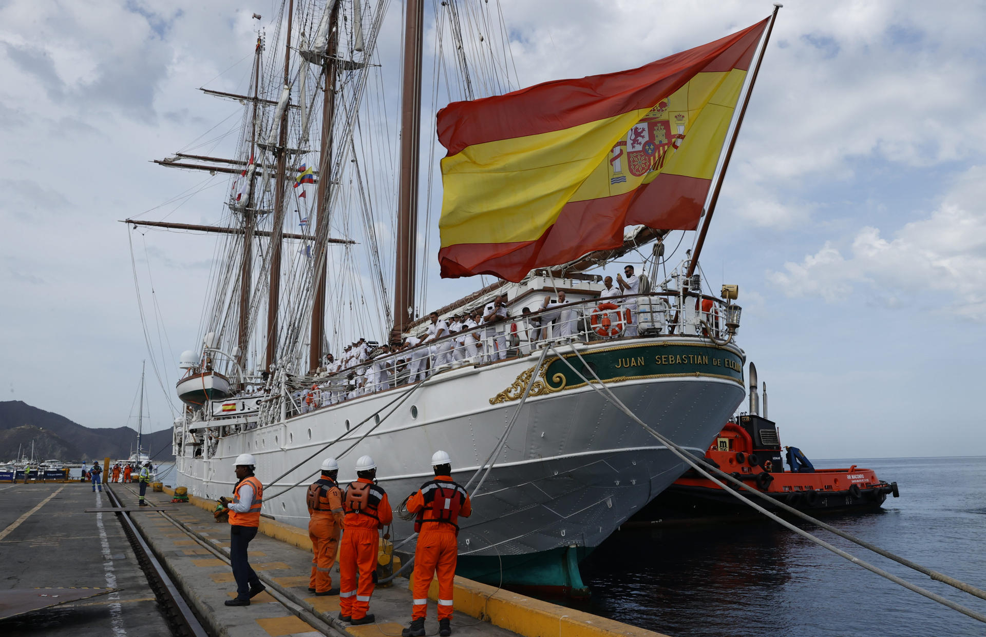 El buque escuela de la Armada española Juan Sebastián de Elcano, en el que viaja la princesa Leonor de Borbón, a su llegada a la sociedad portuaria de Santa Marta este miércoles, en Santa Marta (Colombia). EFE/ Mauricio Dueñas Castañeda