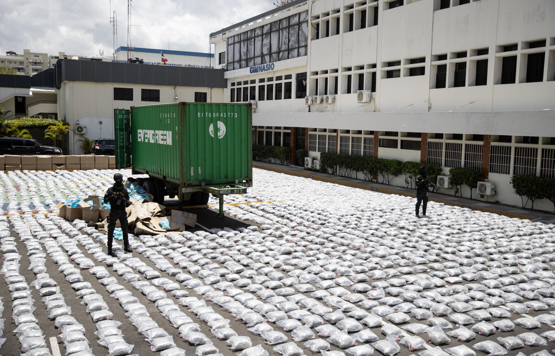Integrantes de la Dirección Nacional de Control de Drogas (Dncd) de República Dominicana custodian este jueves, 1 de mayo, un cargamento de 3.000 paquetes de marihuana incautados en un puerto de la provincia de Santo Domingo (R. Dominicana). EFE/Orlando Barría