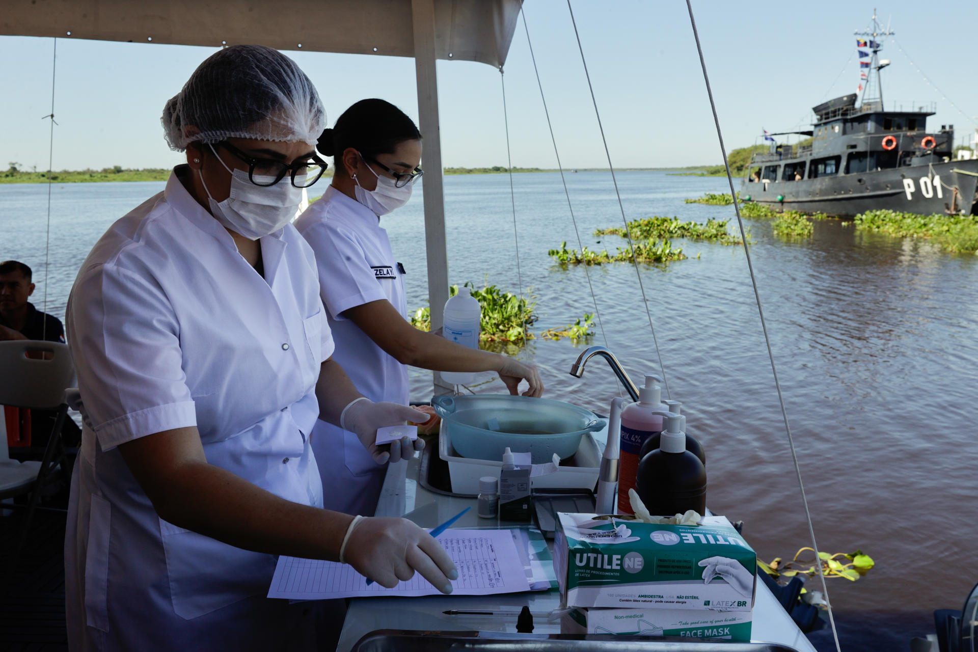 Odontólogas se preparan para brindar atención medica a bordo del buque hospital 'Capitán Carlos Cubas' este viernes, en Bahía Negra (Paraguay). EFE/ Juan Pablo Pino