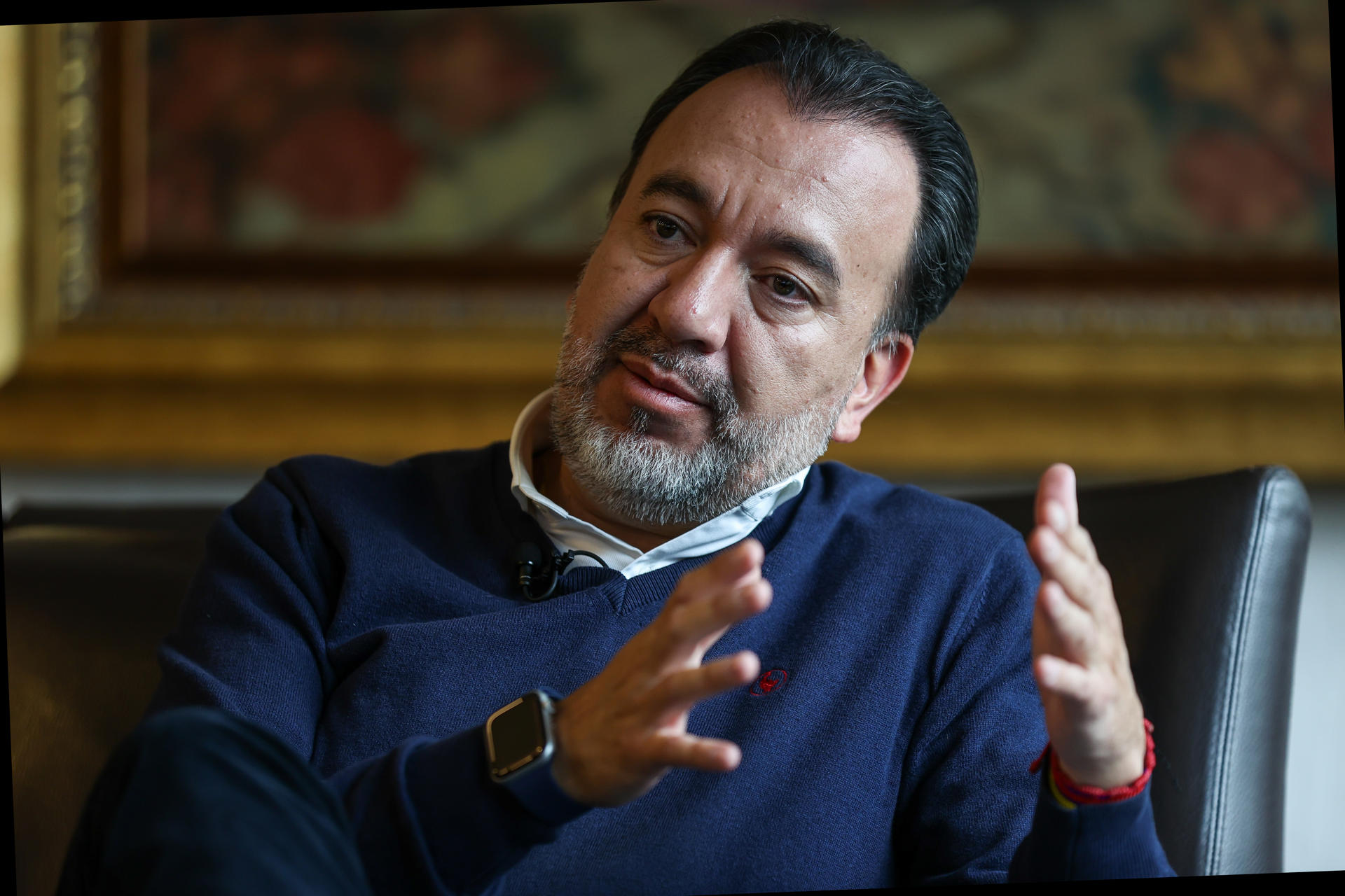 El alcalde de Quito, Pabel Muñoz, habla durante una entrevista con EFE en Quito (Ecuador). EFE/ José Jácome