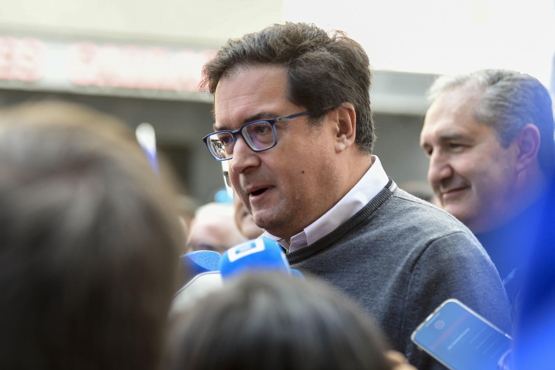 Imagen dl ministro Óscar López, en declaraciones a la prensa durante la concentración convocada por entidades sociales, sindicales y culturales bajo el lema 'En defensa de Europa y la democracia', ese domingo en Madrid. EFE/Víctor Lerena