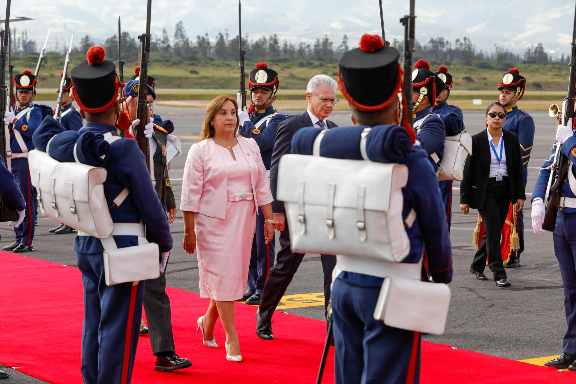 La presidenta de Perú, Dina Boluarte (c), llega este sábado para participar en la investidura presidencial de Daniel Noboa, en Quito (Ecuador). EFE/ Santiago Fernández