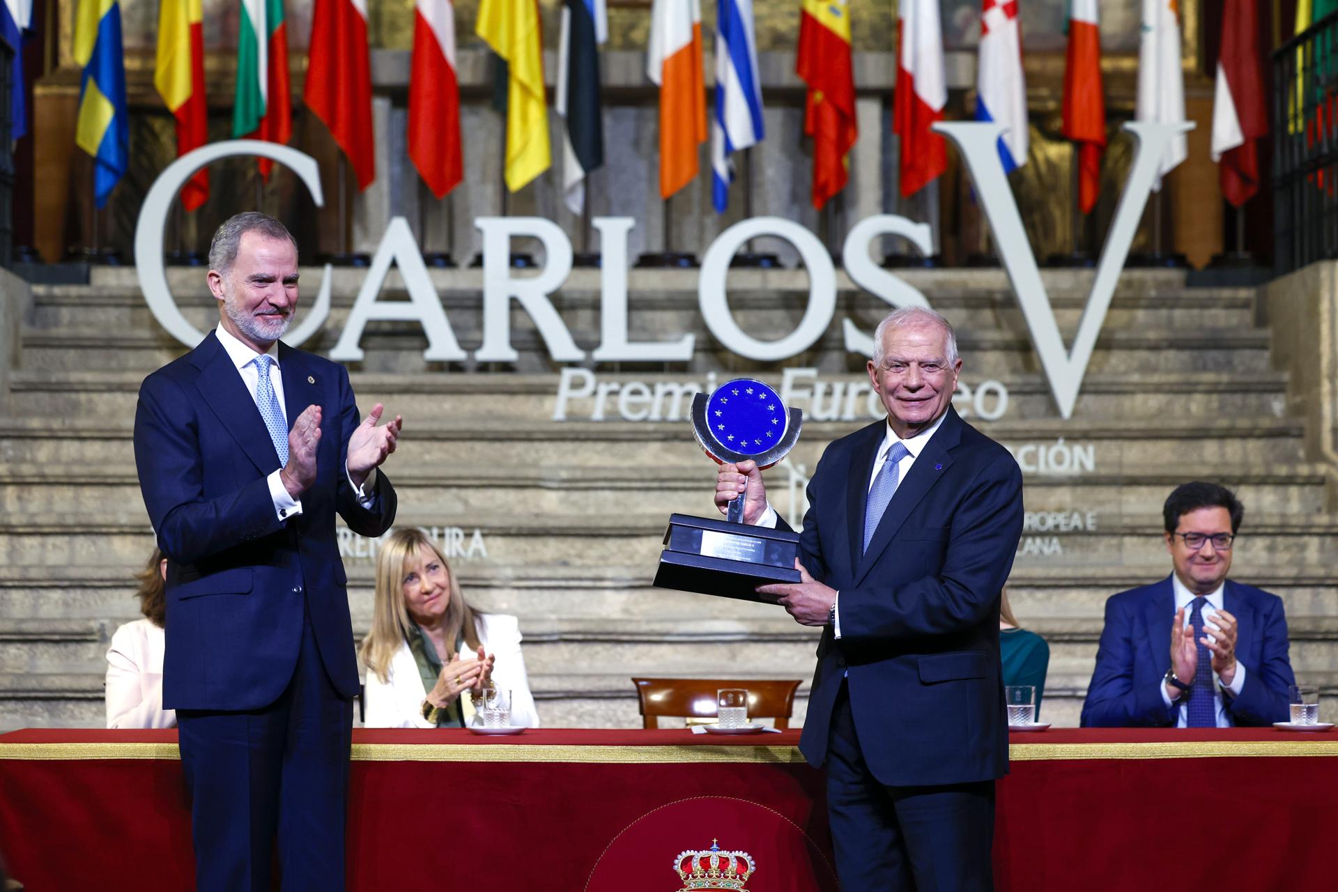 El rey Felipe VI entrega el Premio Europeo Carlos V a Josep Borrell, exvicepresidente de la Comisión Europea, expresidente del Parlamento Europeo y exalto representante de la política exterior y de seguridad de la UE, en el Monasterio de Yuste (Cáceres). EFE/MARISCAL