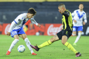Leonardo Henriques (d), de Peñarol, marca a Maher Carrizo, de Vélez, en el estadio Campeón del Siglo en Montevideo. EFE/ Gastón Britos