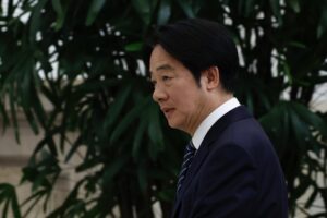 El presidente taiwanés, William Lai, se retira tras pronunciar un discurso en las oficinas presidenciales en Taipéi, Taiwán, el 20 de mayo de 2025. EFE/EPA/RITCHIE B. TONGO