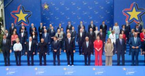 (De izquierda a derecha, fila delantera) El secretario general de la OTAN, Mark Rutte, la presidenta de la Comisión Europea, Ursula von der Leyen, el primer ministro británico, Keir Starmer, el presidente de Ucrania, Volodímir Zelenski, el presidente francés, Emmanuel Macron, el primer ministro de Albania, Edi Rama, el presidente del Consejo Europeo, Antonio Costa, la primera ministra danesa, Mette Frederiksen, la primera ministra italiana, Giorgia Meloni, el presidente turco, Recep Tayyip Erdogan, y el canciller alemán, Friedrich Merz, posan durante una sesión fotográfica familiar en la 6ª Cumbre de la Comunidad Política Europea (CPE) en Tirana, Albania, el 16 de mayo de 2025. La reunión reúne a líderes de todo el continente bajo el lema 'Nueva Europa en un nuevo mundo: unidad - cooperación - acción conjunta'. (Dinamarca, Francia, Alemania, Italia, Turquía, Ucrania, Reino Unido) EFE/EPA/MALTON DIBRA