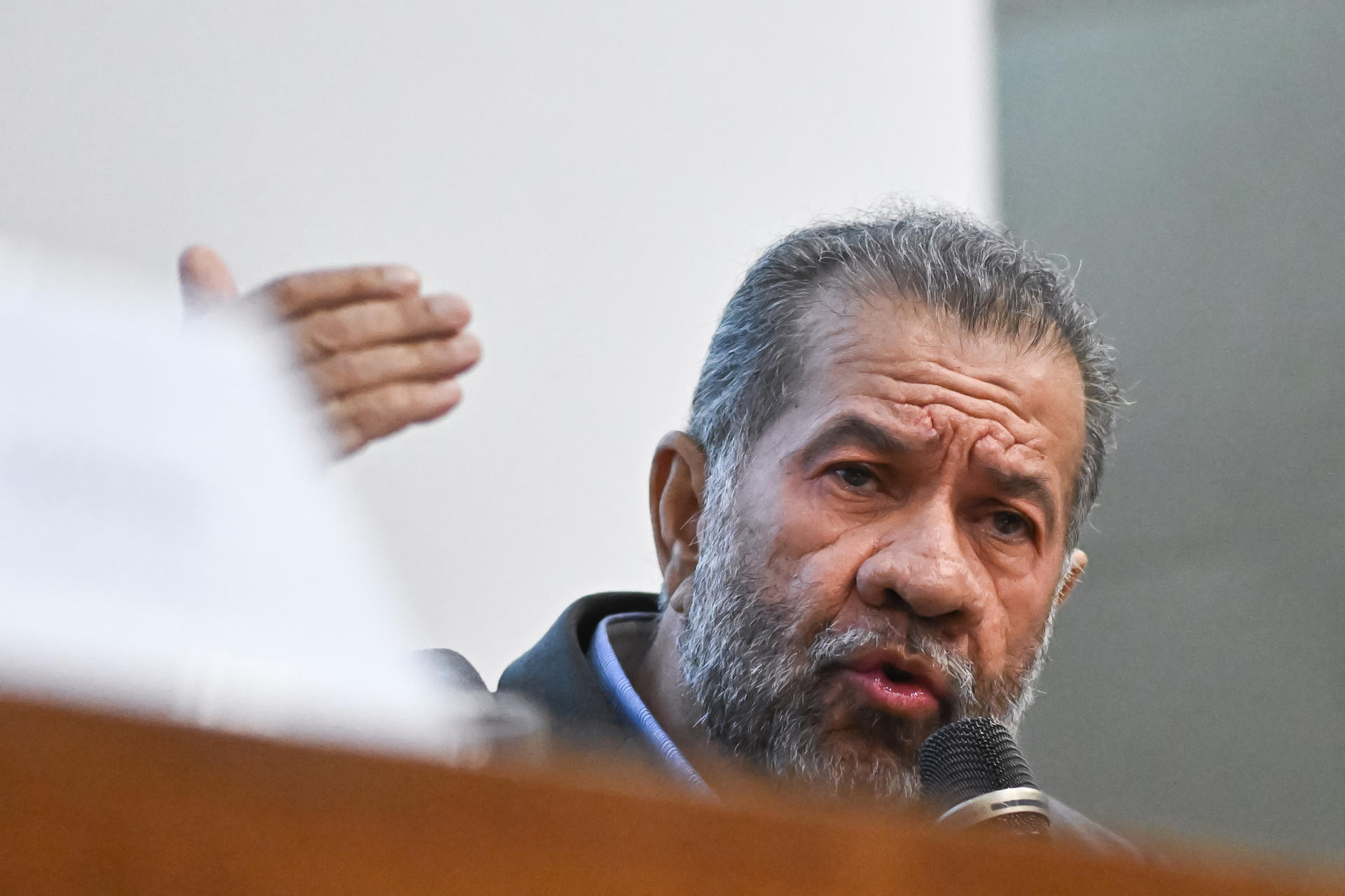 Fotografía de archivo del 23 de abril del 2025 del ministro de Seguridad Social de Brasil, Carlos Lupi, durante una rueda de prensa en el Ministerio de Justicia, en Brasilia (Brasil). EFE/ Andre Borges