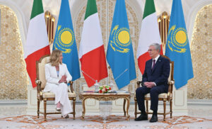 El presidente kazajo, Kasim-Yomart Tokáyev, mantiene una reunión con la primera ministra italiana, Giorgia Meloni, en el marco de su visita oficial al país, este viernes, en Astaná (Kazajistán). EFE/ Presidencia De Kazajistán SOLO USO EDITORIAL/SOLO DISPONIBLE PARA ILUSTRAR LA NOTICIA QUE ACOMPAÑA (CRÉDITO OBLIGATORIO)