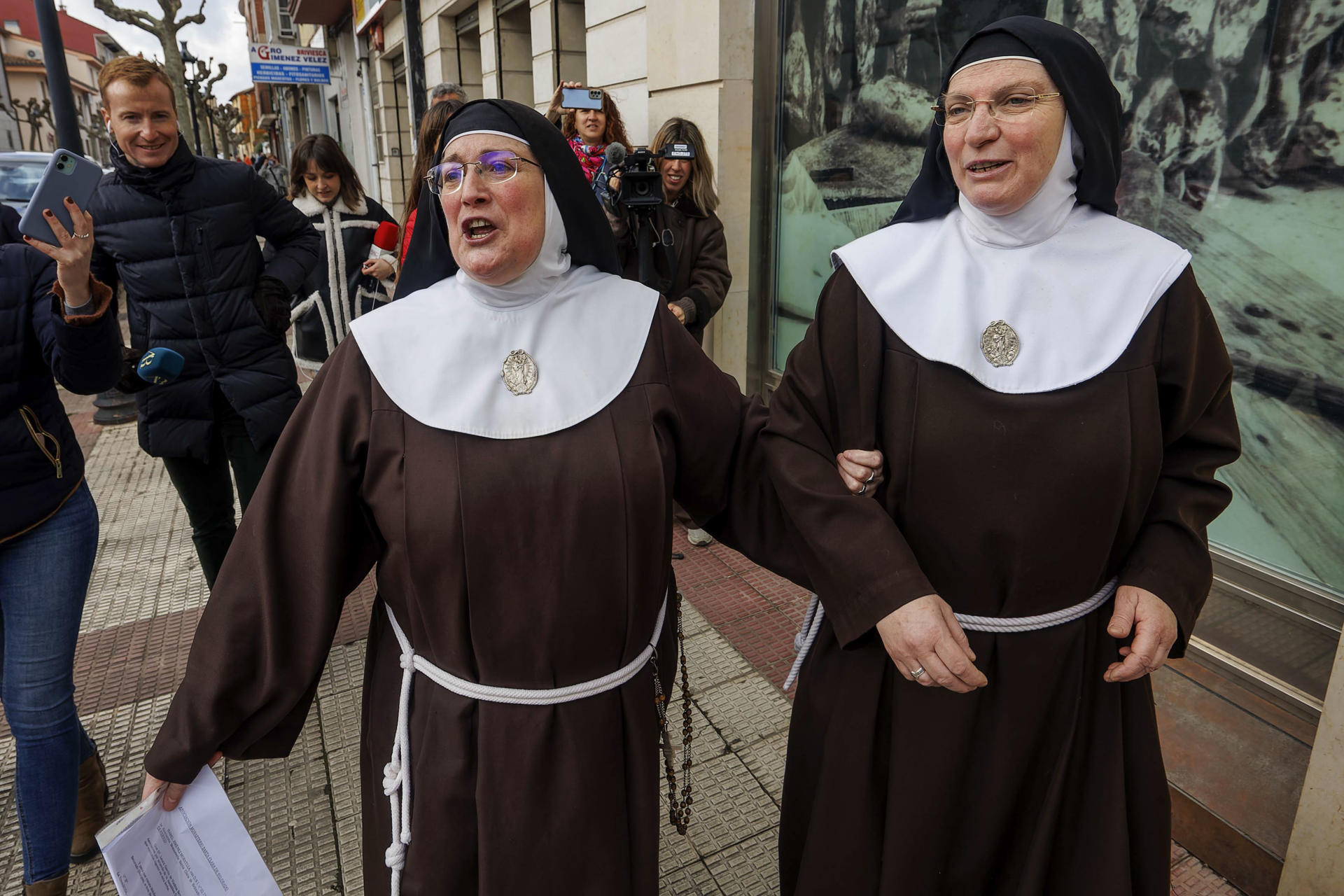 La exabadesa del Monasterio de Belorado, Laura García de Viedma (i) y sor Berit, tras declarar el pasado mes de abril como investigada en un delito de apropiación indebida vinculado a una operación de venta de oro, propiedad de la comunidad religiosa en el Juzgado de Briviesca (Burgos). EFE/Santi Otero