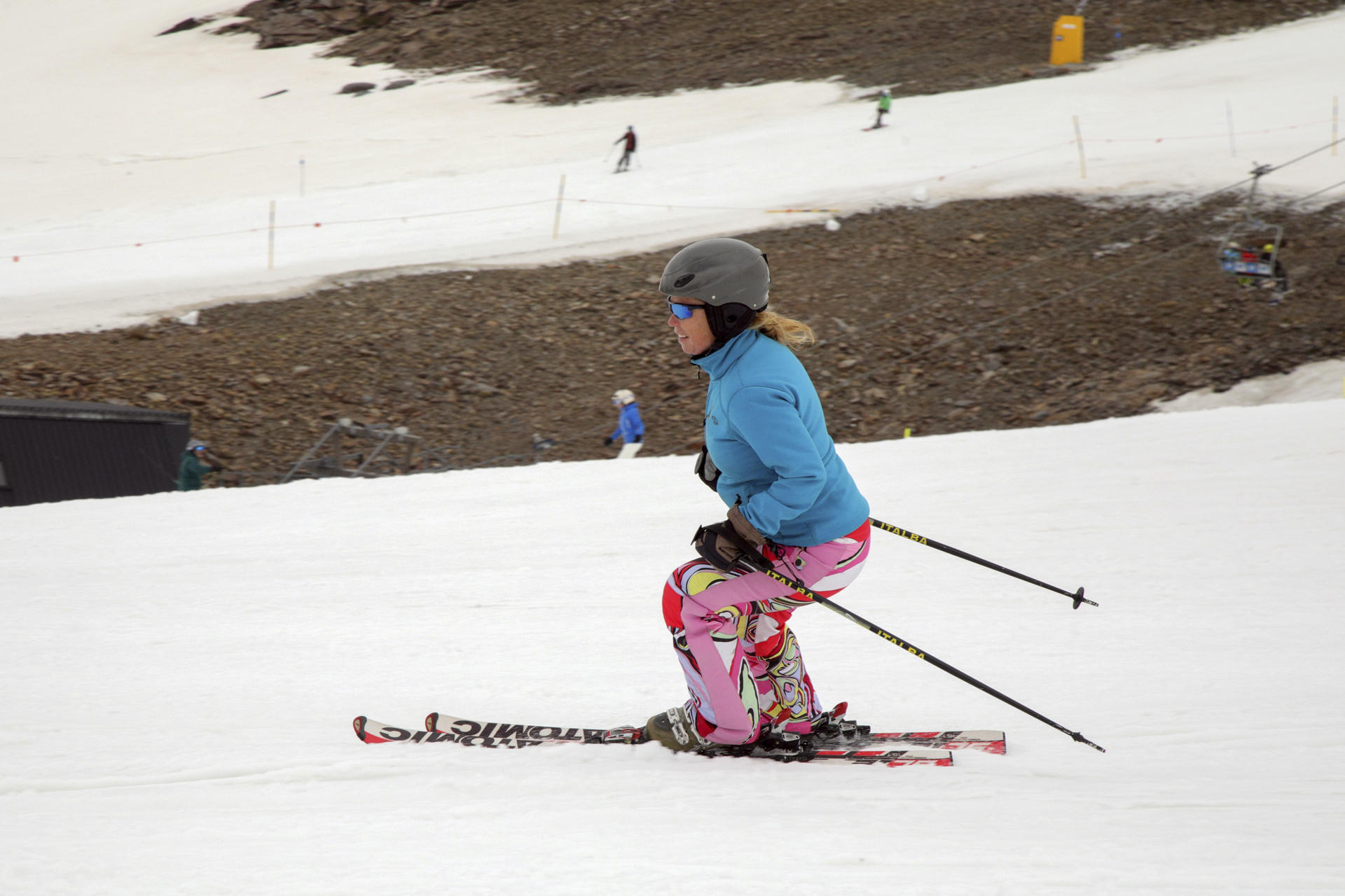 Persona disfrutan de la nieve en la jornada de cierre de la temporada invernal de la estación de esquí de Sierra Nevada este sábado, en Borreguiles (Granada).EFE/ Pepe Torres
