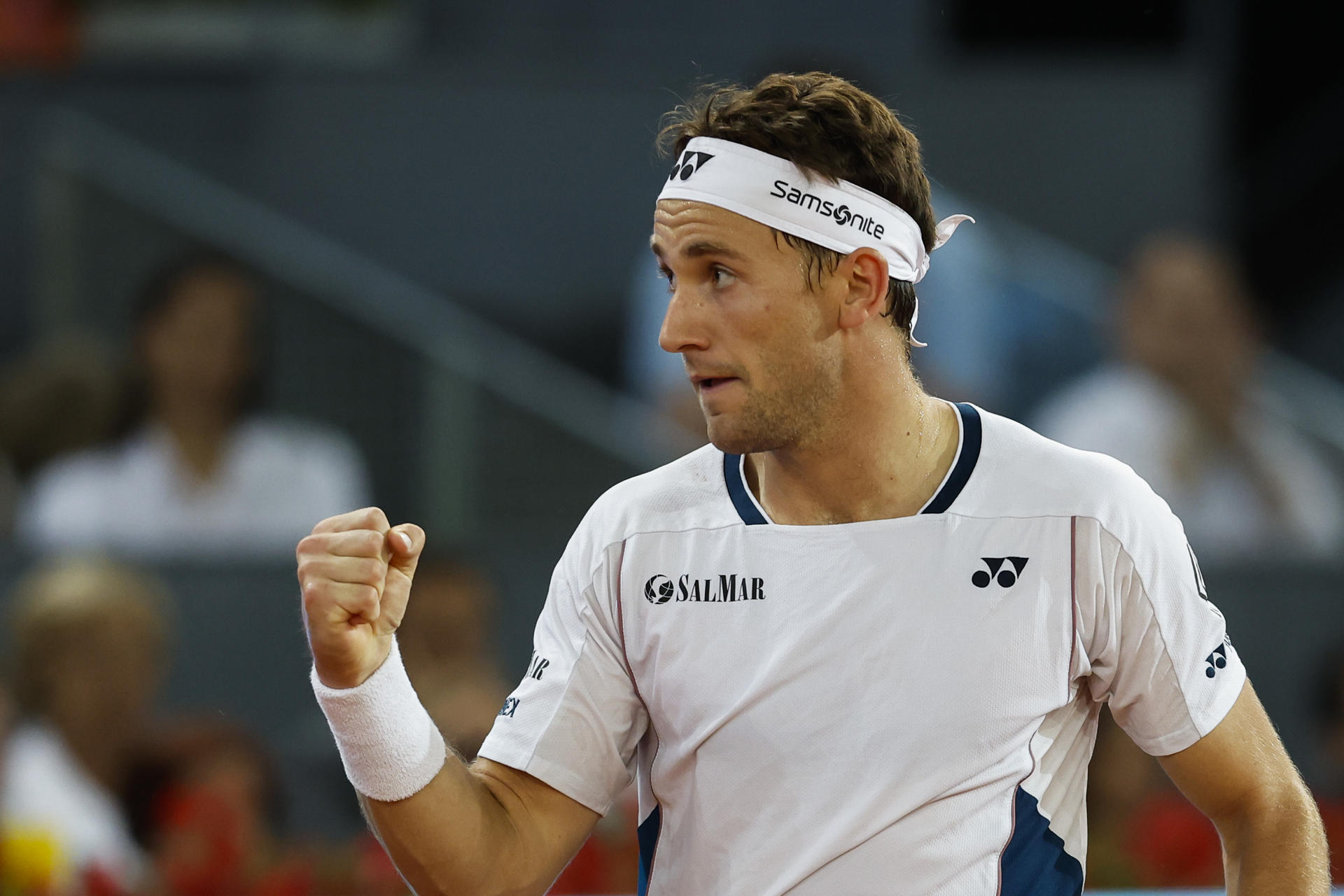 El tenista noruego Casper Ruud ante el argentino Francisco Cerúndolo durante el partido de semifinales individual masculino del Mutua Madrid Open que disputan este viernes, en las instalaciones de la Caja Mágica en Madrid. EFE/ Chema Moya