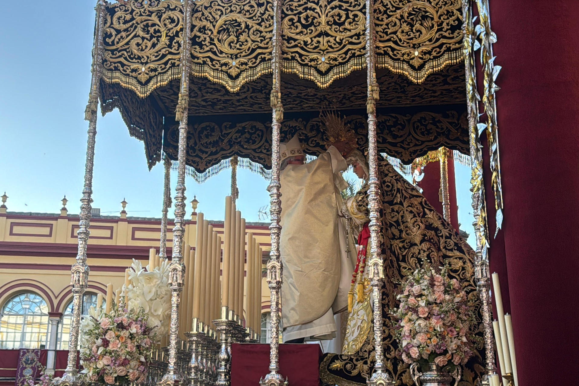 El arzobispo de la Archidiócesis de Sevilla, José Ángel Saiz Meneses, coloca la corona a la imagen de la Virgen de los Dolores de Arahal (Sevilla), coronada canónicamente este sábado, la primera coronación que se realiza bajo el pontificado de León XIV. EFE/ Fermín Cabanillas