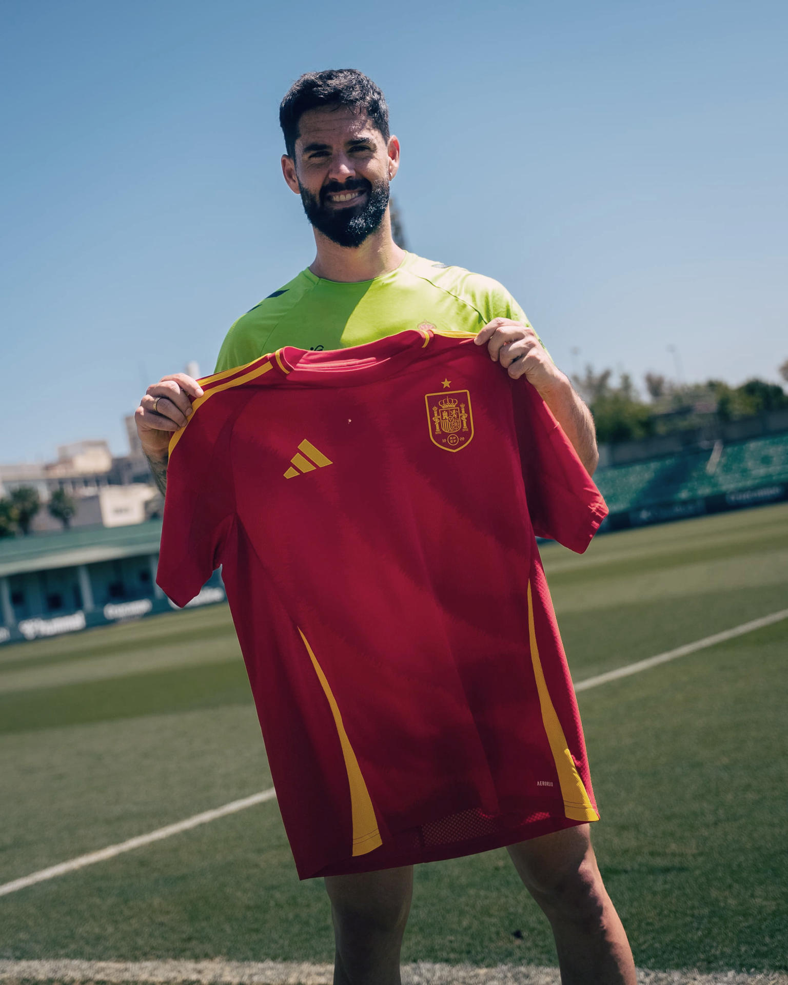 El jugador del Betis Isco Alarcón posa con una camiseta de la selección española tras ser convocado seis años después de su última internacionalidad, y después del entrenamiento realizado con la plantilla bética previo a la final de la Liga Conferencia ante el Chelsea inglés en la ciudad polaca de Breslavia. EFE/Raúl Caro