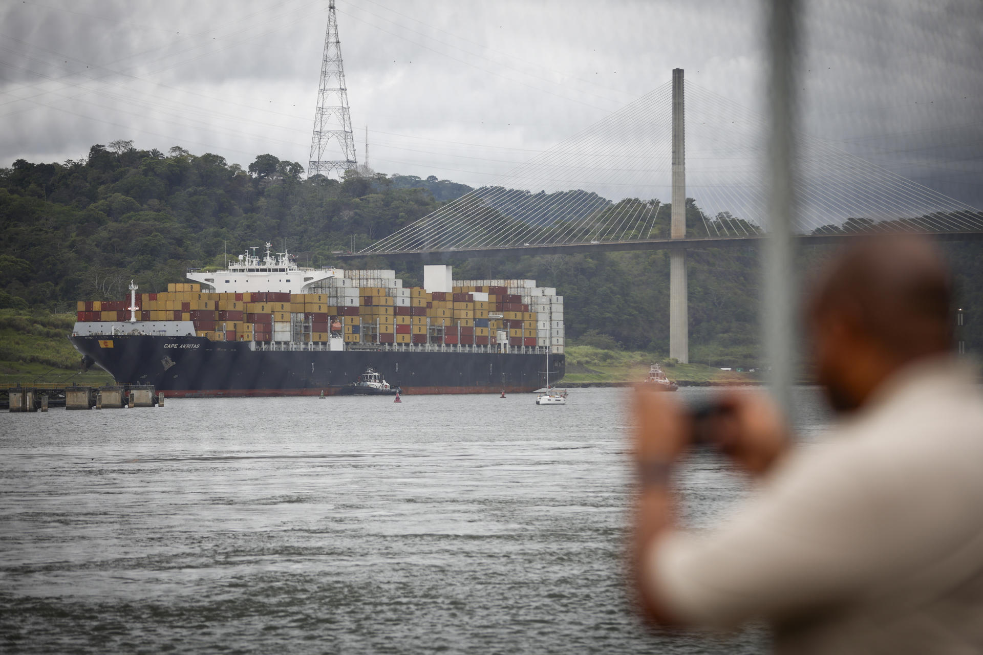 Fotografía de un buque transitando por el Canal de Panamá este lunes, en Ciudad de Panamá (Panamá). EFE/ Bienvenido Velasco