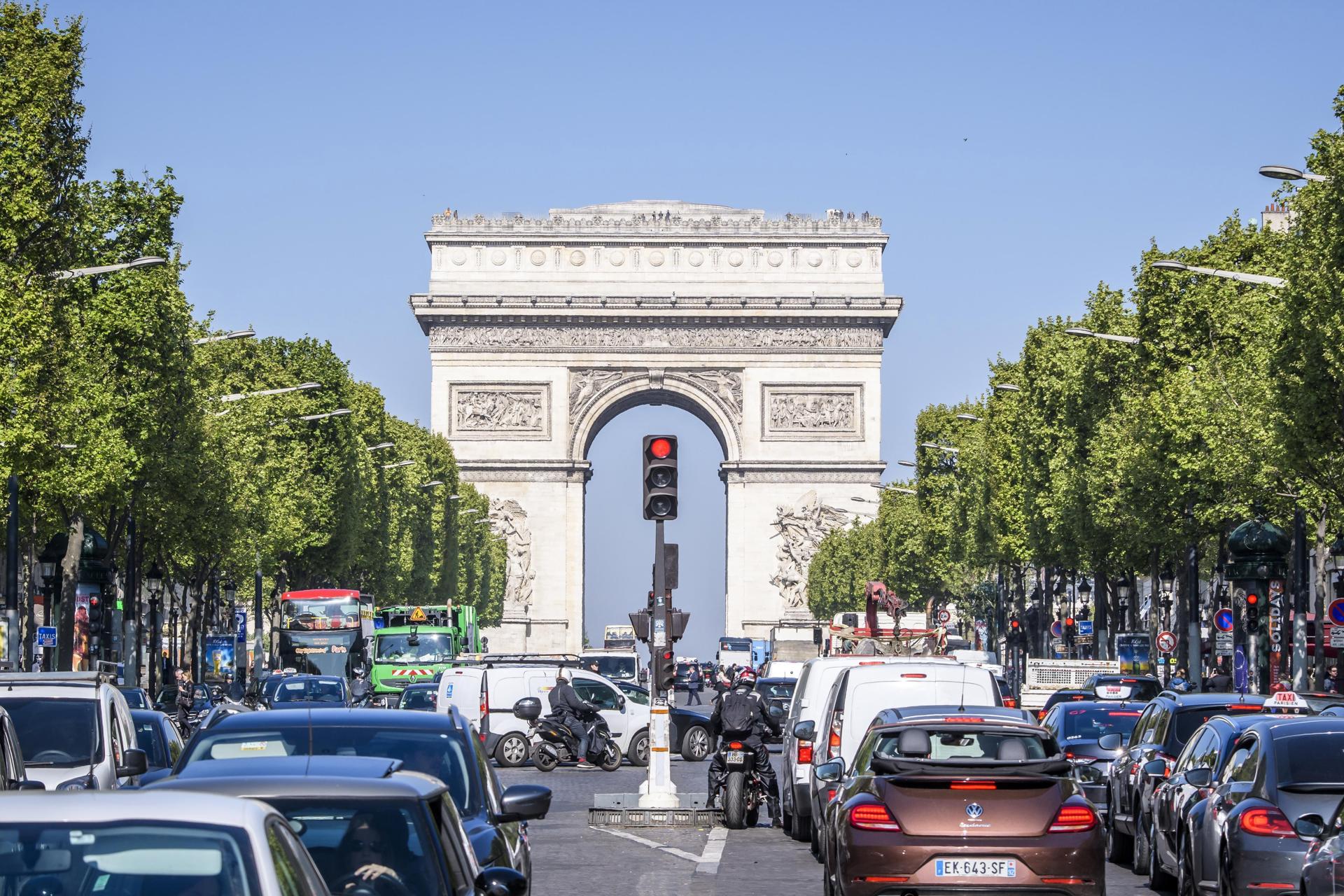 Fotografía de archivo de tráfico denso en la avenida de los Campos Elíseos de París. EFE/Christophe Petit Tesson
