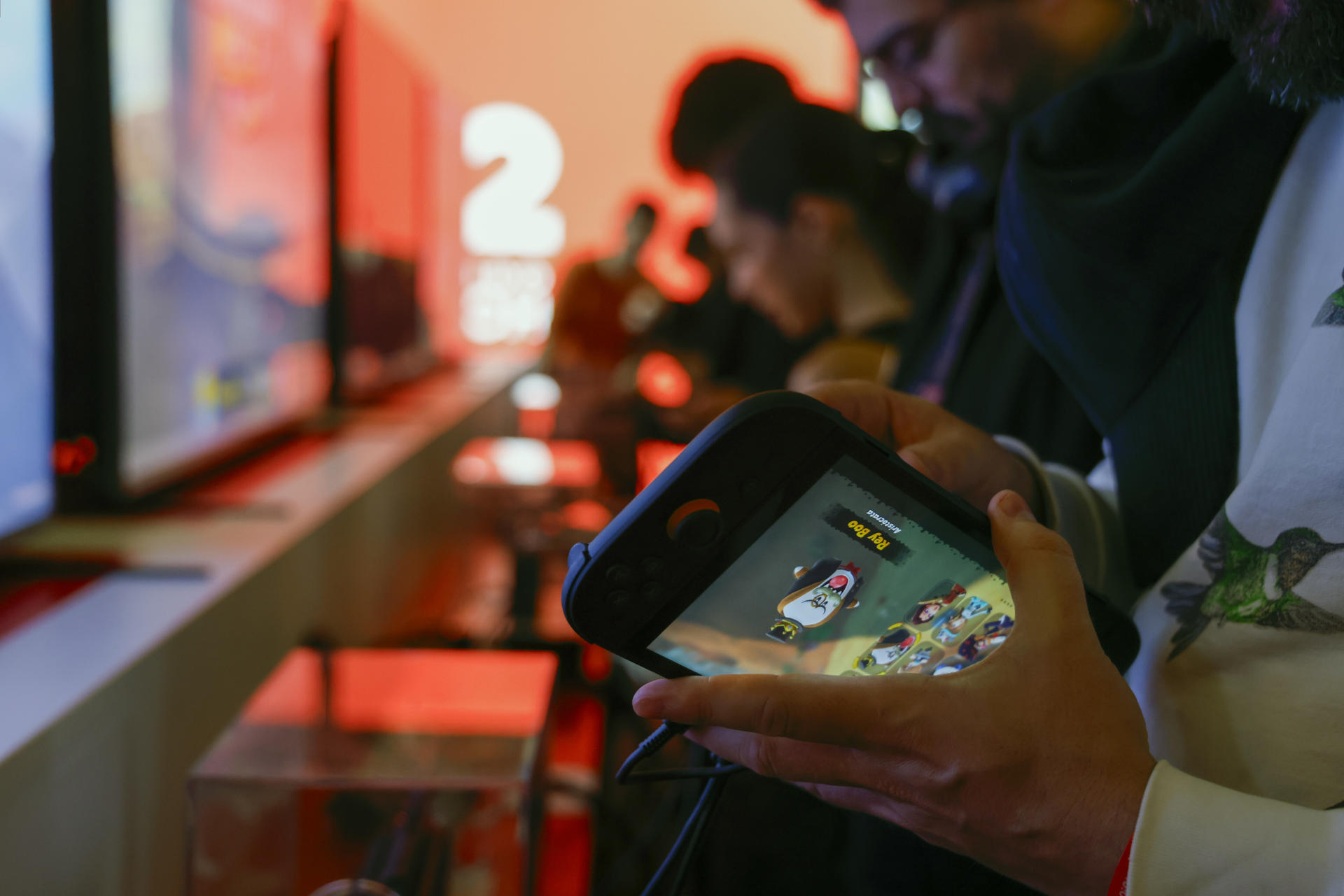 Varias personas prueban la nueva consola Switch2.EFE/ Blanca Millez
