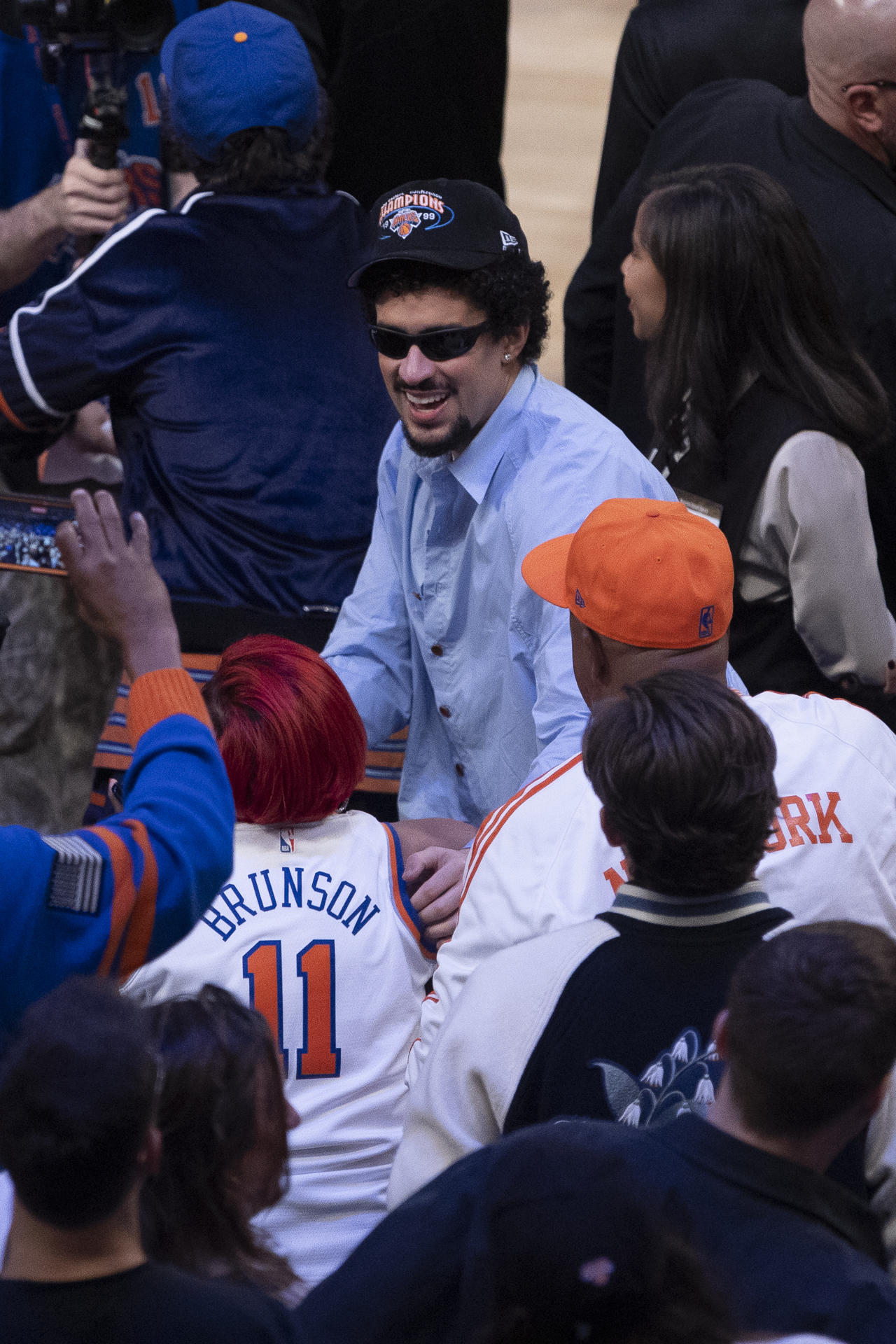 El cantante y compositor puertorriqueño Bab Bunny asiste este viernes, al partido consagratorio de los Knicks en el Madison Square Garden de Nueva York. EFE/ Ángel Colmenares