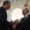 El presidente serbio, Aleksandar Vucic (I), y el presidente ruso, Vladimir Putin, se dan la mano después de una recepción de gala para los jefes de las delegaciones extranjeras en el Día de la Victoria, que conmemora el 80 aniversario de la victoria en la Gran Guerra Patria, en Moscú, Rusia, el 9 de mayo de 2025. Rusia conmemora el 80 aniversario de la victoria en la Segunda Guerra Mundial sobre la Alemania nazi y sus aliados. (Alemania, Rusia, Moscú) EFE/EPA/MIKHAIL METZEL/SPUTNIK/KREMLIN POOL / CRÉDITO OBLIGATORIO DEL GRUPO