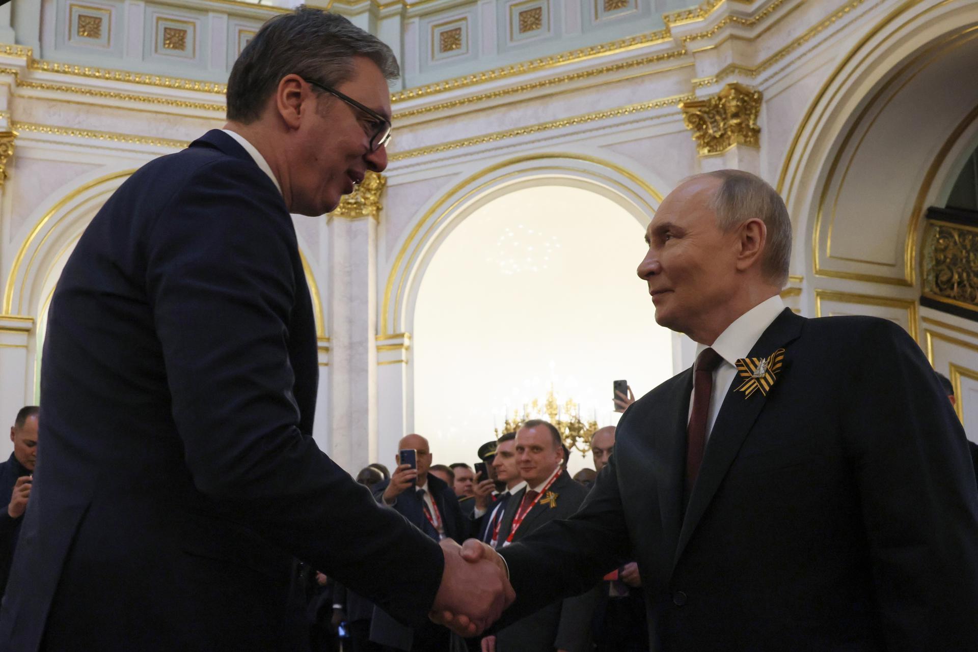 El presidente serbio, Aleksandar Vucic (I), y el presidente ruso, Vladimir Putin, se dan la mano después de una recepción de gala para los jefes de las delegaciones extranjeras en el Día de la Victoria, que conmemora el 80 aniversario de la victoria en la Gran Guerra Patria, en Moscú, Rusia, el 9 de mayo de 2025. Rusia conmemora el 80 aniversario de la victoria en la Segunda Guerra Mundial sobre la Alemania nazi y sus aliados. (Alemania, Rusia, Moscú) EFE/EPA/MIKHAIL METZEL/SPUTNIK/KREMLIN POOL / CRÉDITO OBLIGATORIO DEL GRUPO