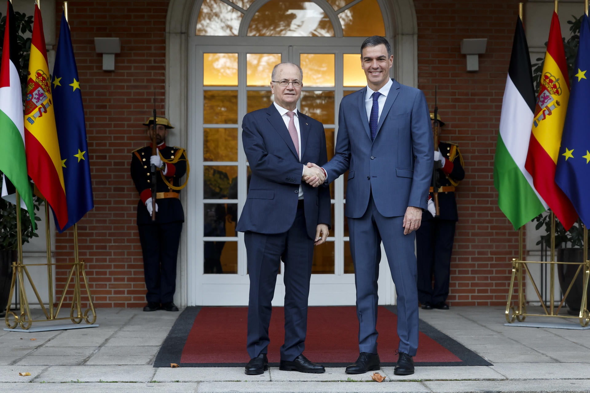 Imagen de archivo del presidente del Gobierno, Pedro Sánchez con el primer ministro palestino y titular de Asuntos Exteriores, Muhamad Mustafa en el Palacio de la Moncloa en 2024. EFE/ JJ Guillén
