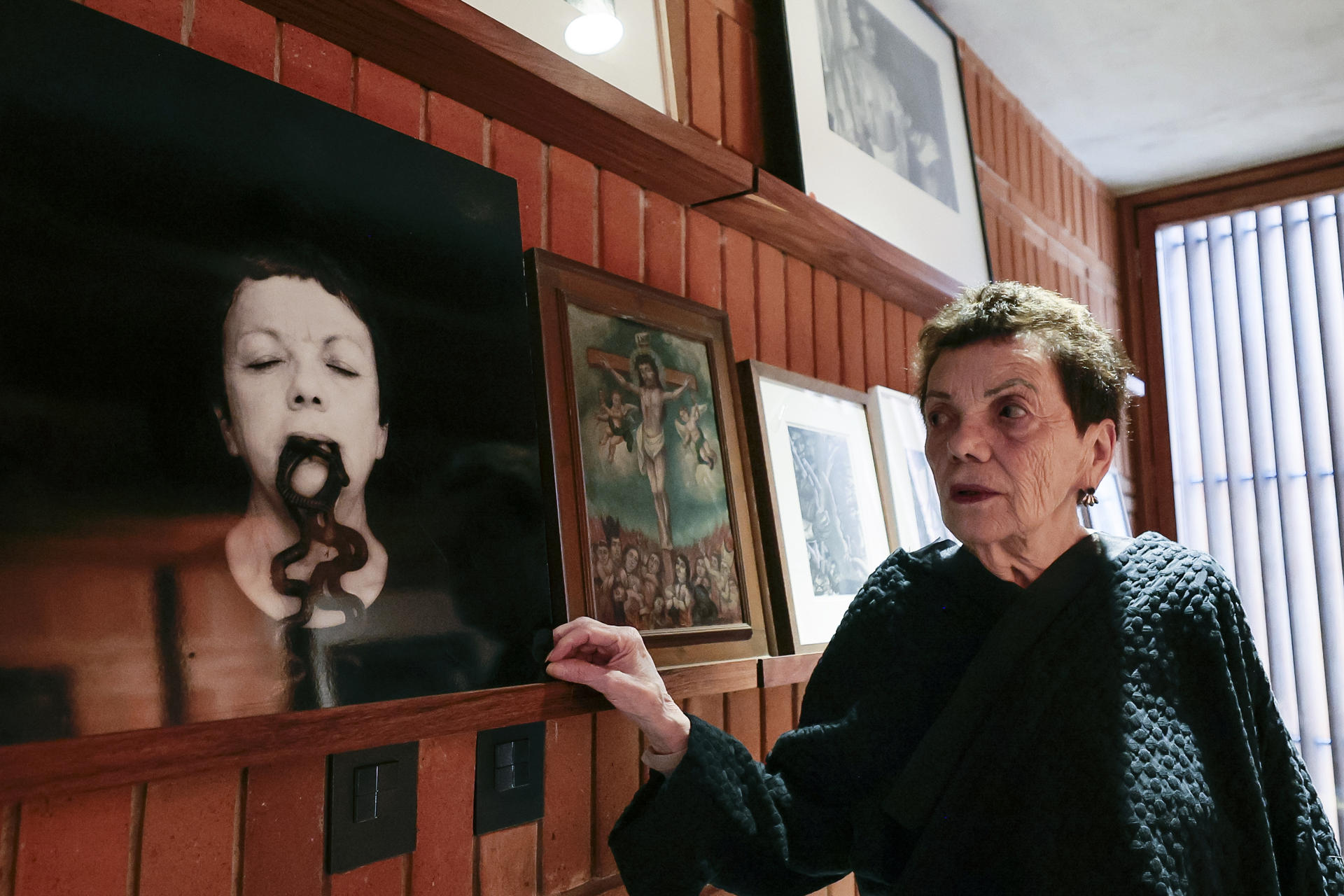 La fotógrafa mexicana Graciela Iturbide posa durante una entrevista con EFE este jueves, en Ciudad de México (México). EFE/ José Méndez