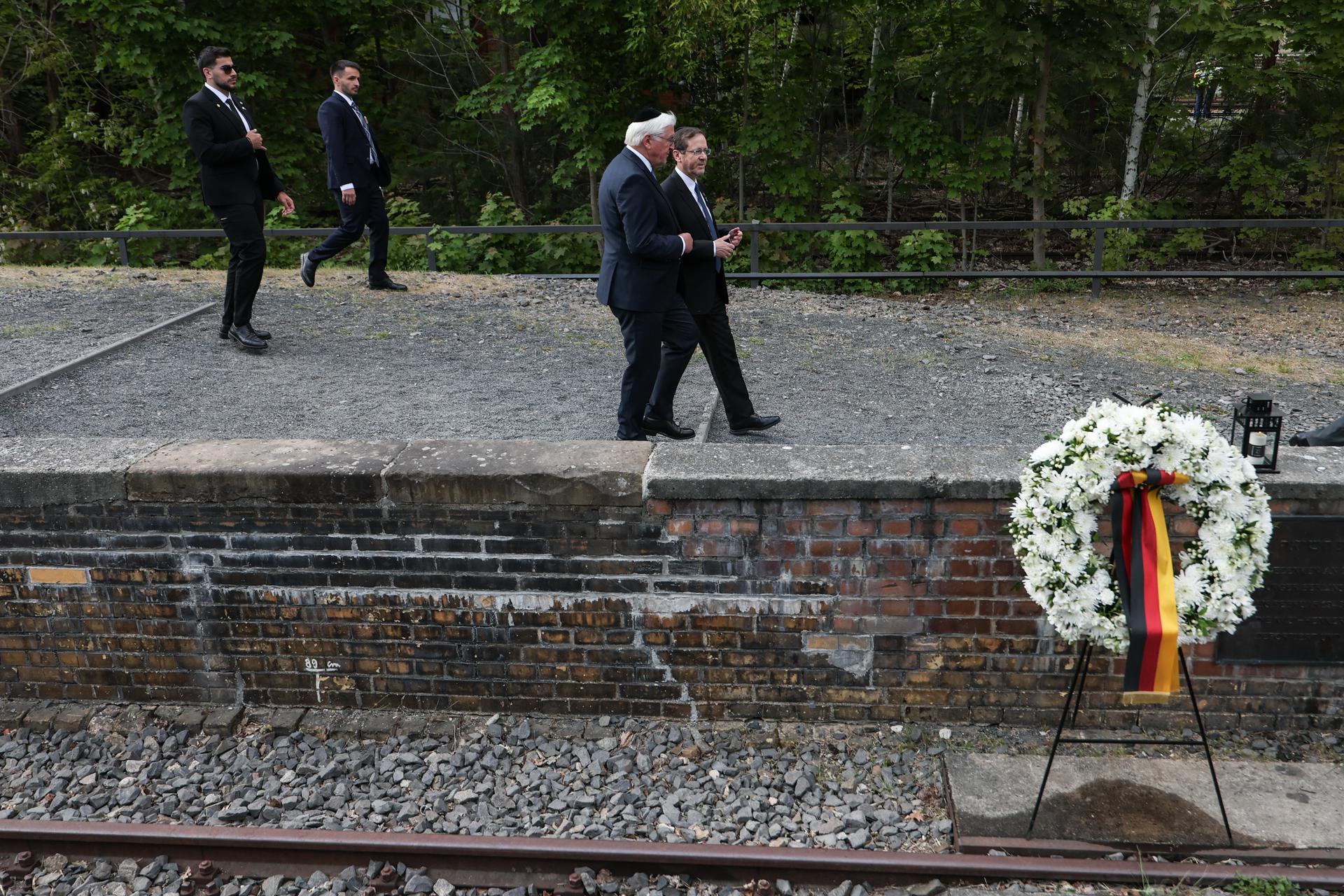 El presidente israelí Isaac Herzog (D) y el presidente alemán Frank-Walter Steinmeier (2-D) asisten a un evento conmemorativo en recuerdo de la deportación de judíos durante la Segunda Guerra Mundial en el Memorial de la Plataforma 17 en la estación de tren de Grunewald en Berlín, Alemania, el 12 de mayo de 2025. Herzog visita Berlín para conmemorar los 60 años de relaciones diplomáticas entre los dos países. (Alemania) EFE/EPA/FILIP SINGER