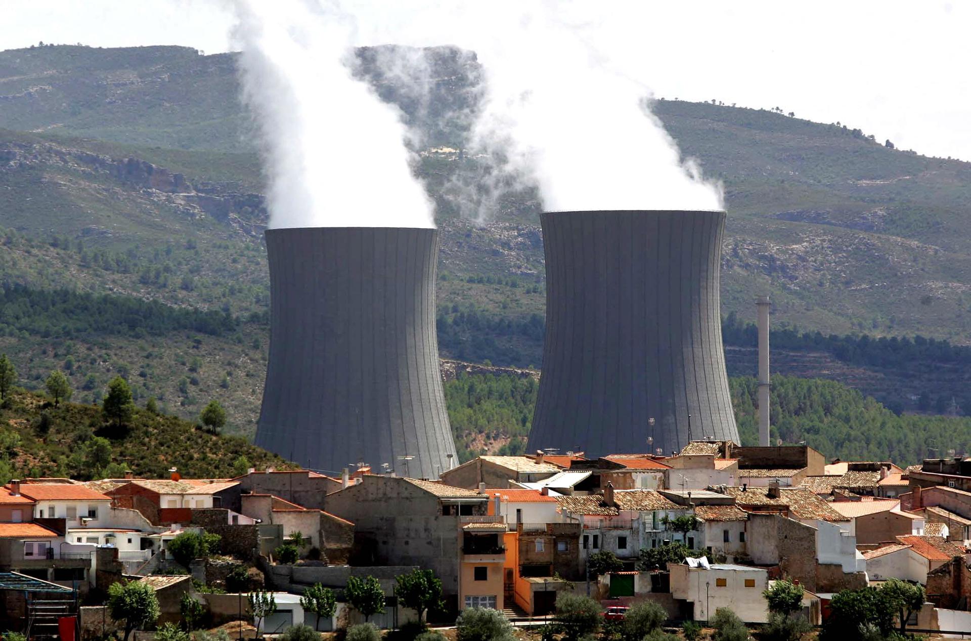 En la imagen de archivo, las torres de refrigeración de la central nuclear de Cofrentes. EFE/Kai Försterling.