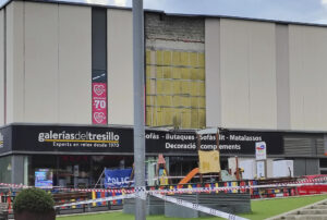 Un vecino de Rubí (Barcelona) que paseaba con su pareja ha muerto al caerle encima, desde unos doce metros de altura, una gran placa de hormigón de la fachada principal del centro comercial Vía Sabadell (Barcelona), ante lo que los equipos de emergencias han evavuado preventivamente una parte del edificio. EFE