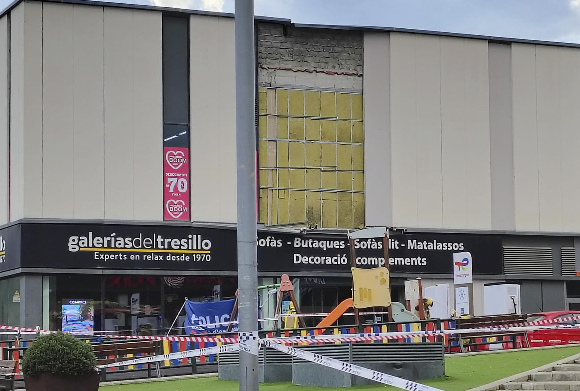 Un vecino de Rubí (Barcelona) que paseaba con su pareja ha muerto al caerle encima, desde unos doce metros de altura, una gran placa de hormigón de la fachada principal del centro comercial Vía Sabadell (Barcelona), ante lo que los equipos de emergencias han evavuado preventivamente una parte del edificio. EFE