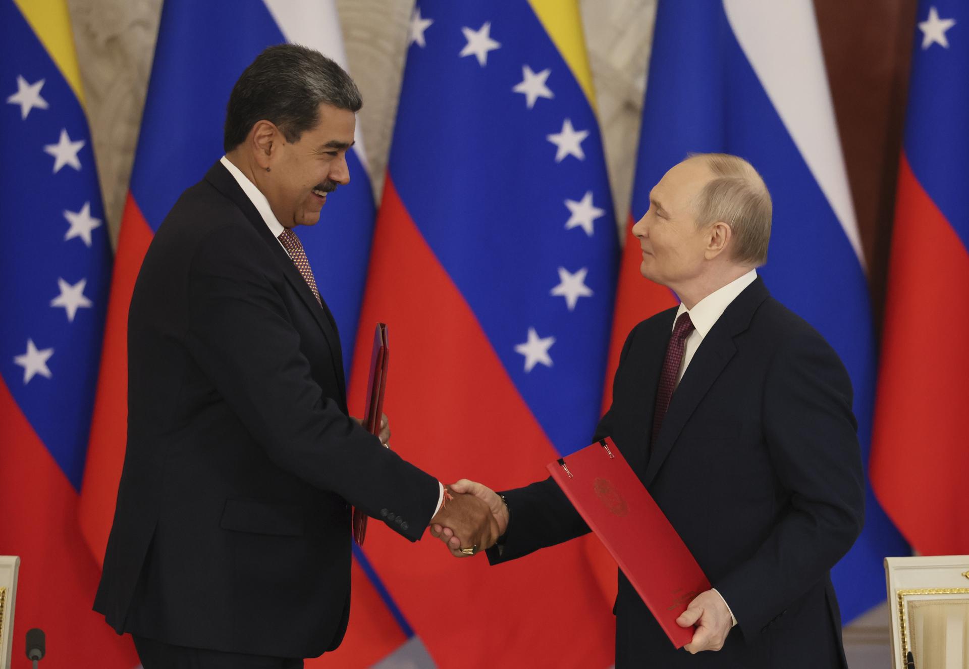 Fotografía del 7 de mayo de 2025 de un encuentro en Moscú entre los presidentes de Venezuela, Nicolás Maduro, y de Rusia, Vladímir Putin. EFE/EPA/YURI KOCHETKOV