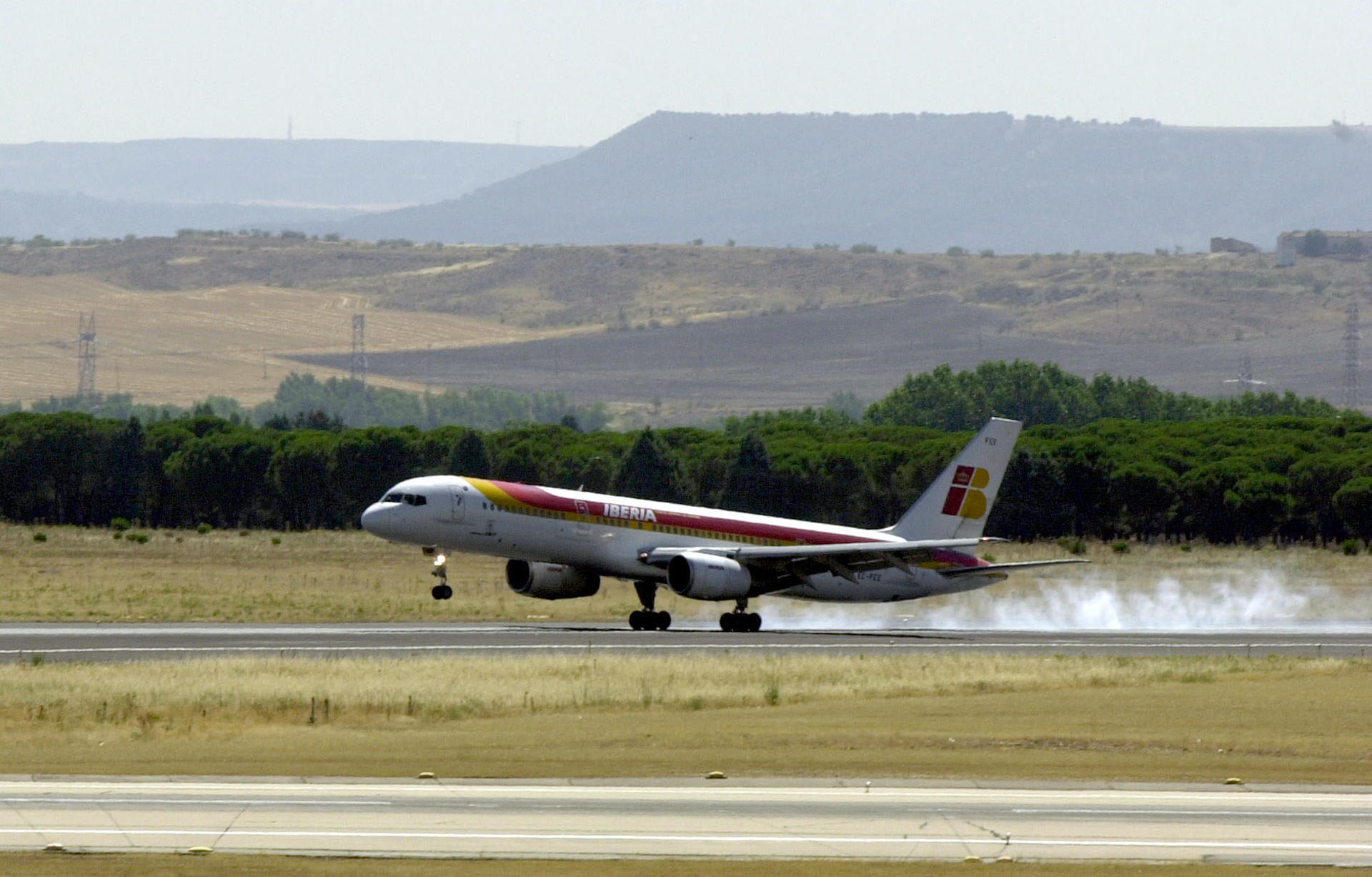 Imagen de archivo de un avión de la compañía aérea Iberia. EFE/Oscar Moreno