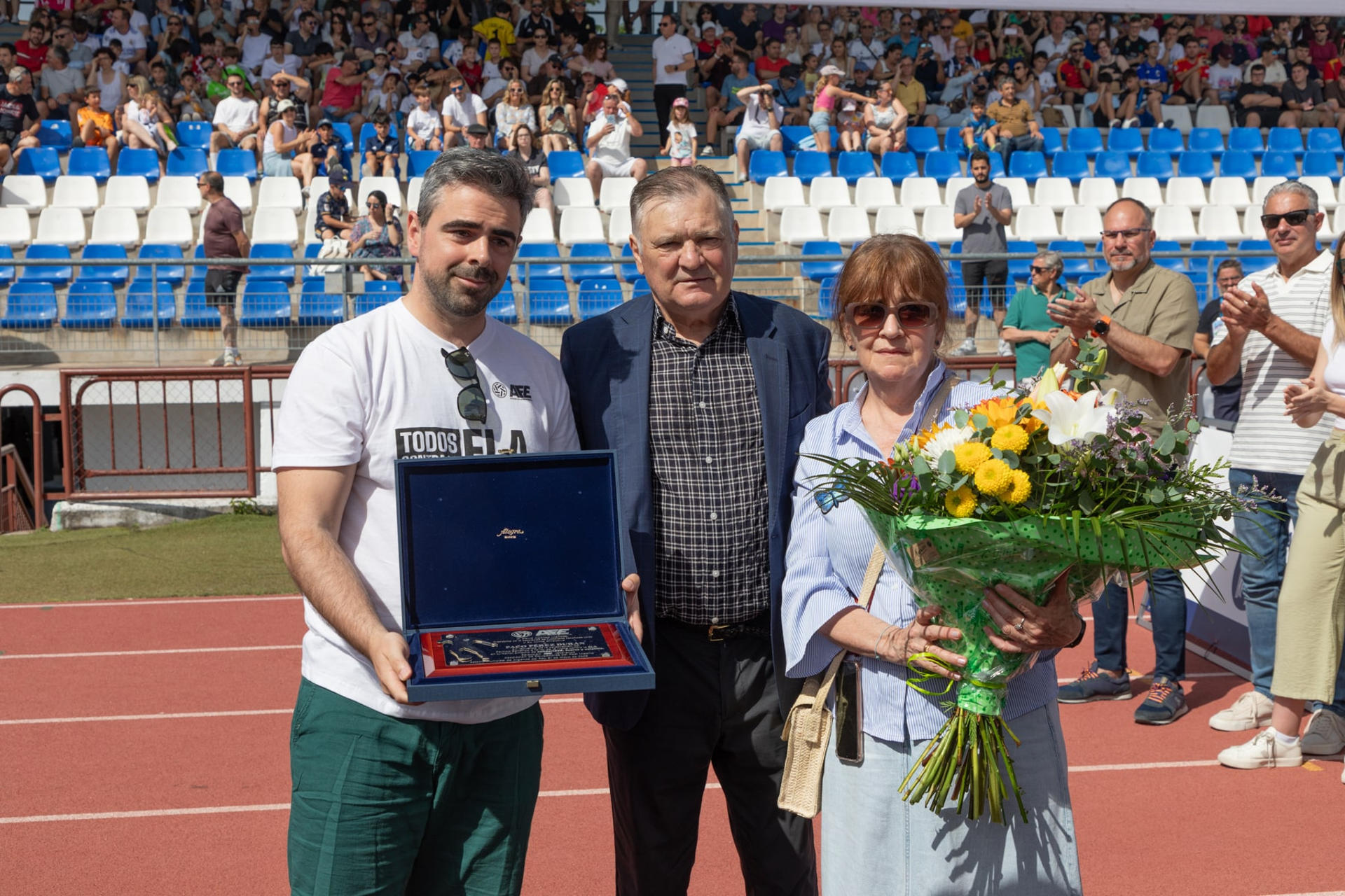 Tuvo lugar la entrega de placas conmemorativas por parte de AFE, entre otros a Carlos Pérez, hijo de Paco Pérez Durán, entregado por Vicente del Bosque y José Antonio Camacho (c) EFE/ Afe